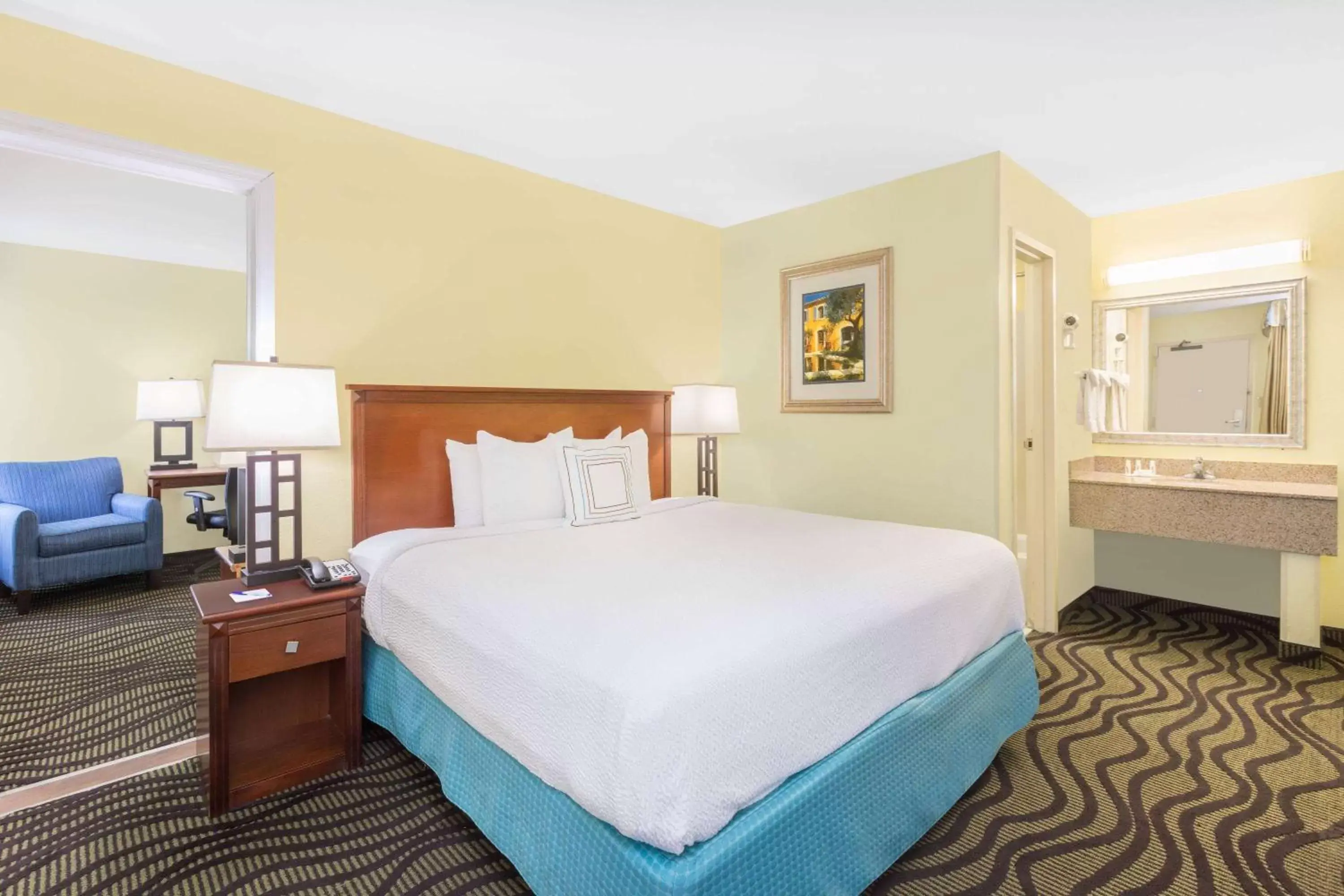 Bed in Baymont by Wyndham Savannah Midtown