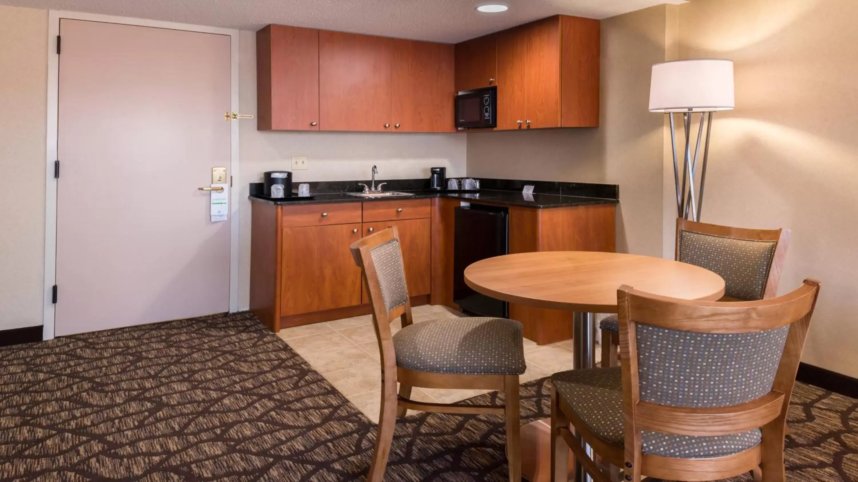 Photo of the whole room, Kitchen/Kitchenette in Holiday Inn Hotel & Suites Warren, an IHG Hotel