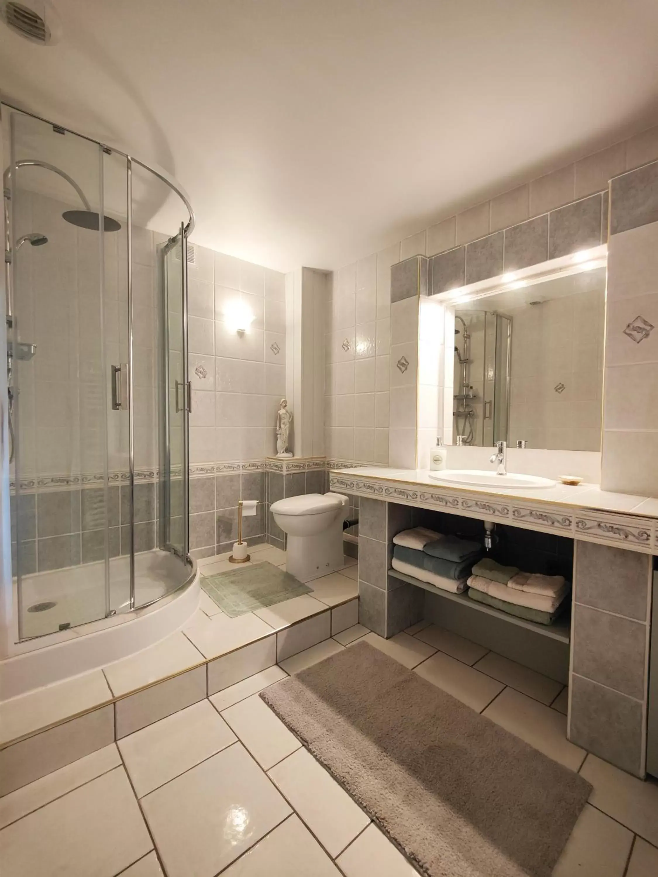 Toilet, Bathroom in Chambres d'hôtes - Les Varennes