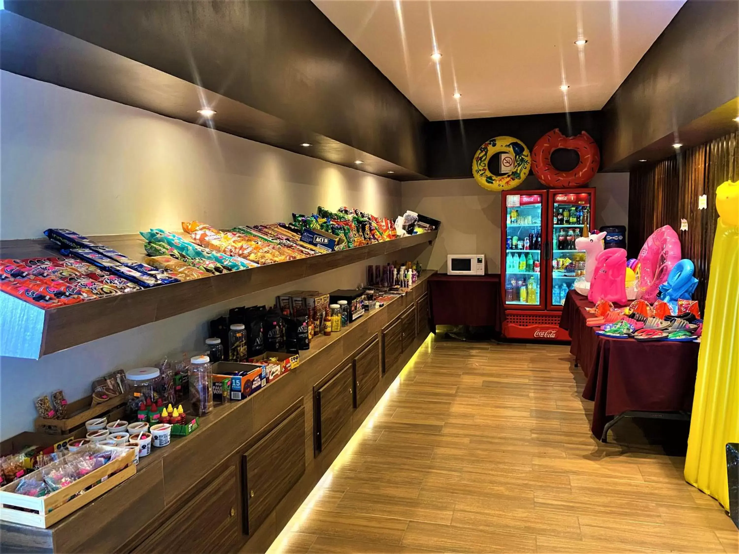 On-site shops in KAVIA MEOQUI HOTEL & SUITES