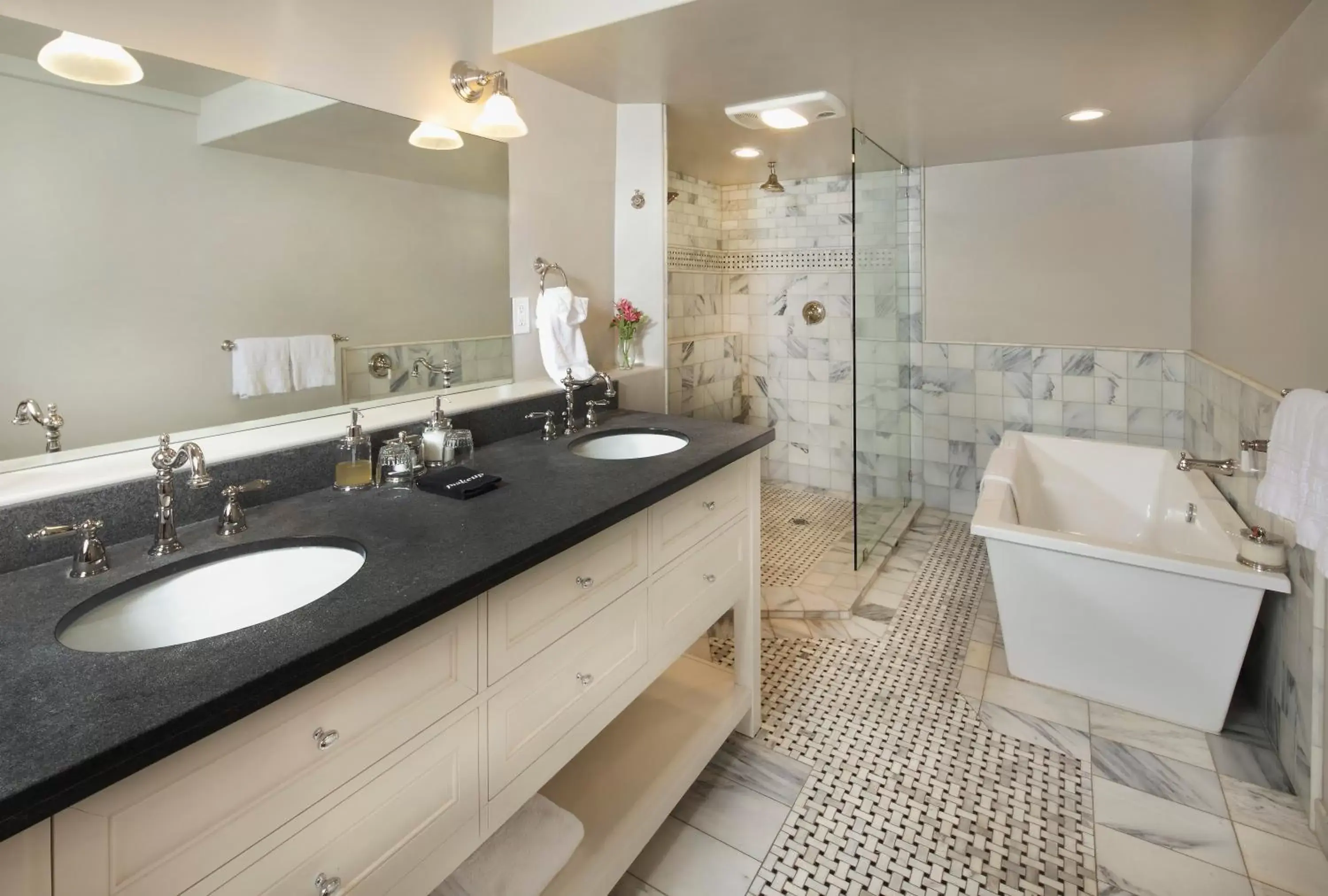 Shower, Bathroom in Calderwood Inn