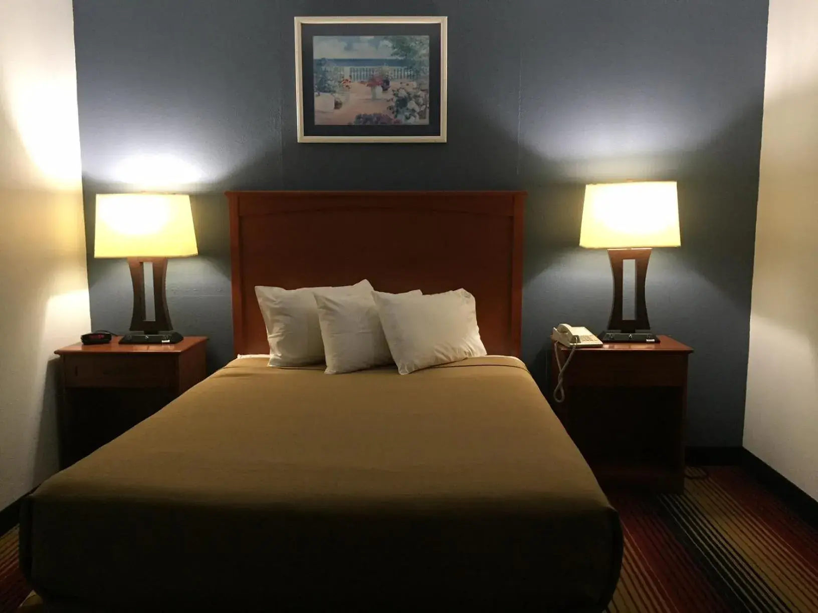 Photo of the whole room, Bed in Travelodge by Wyndham Spirit Lake/Okoboji