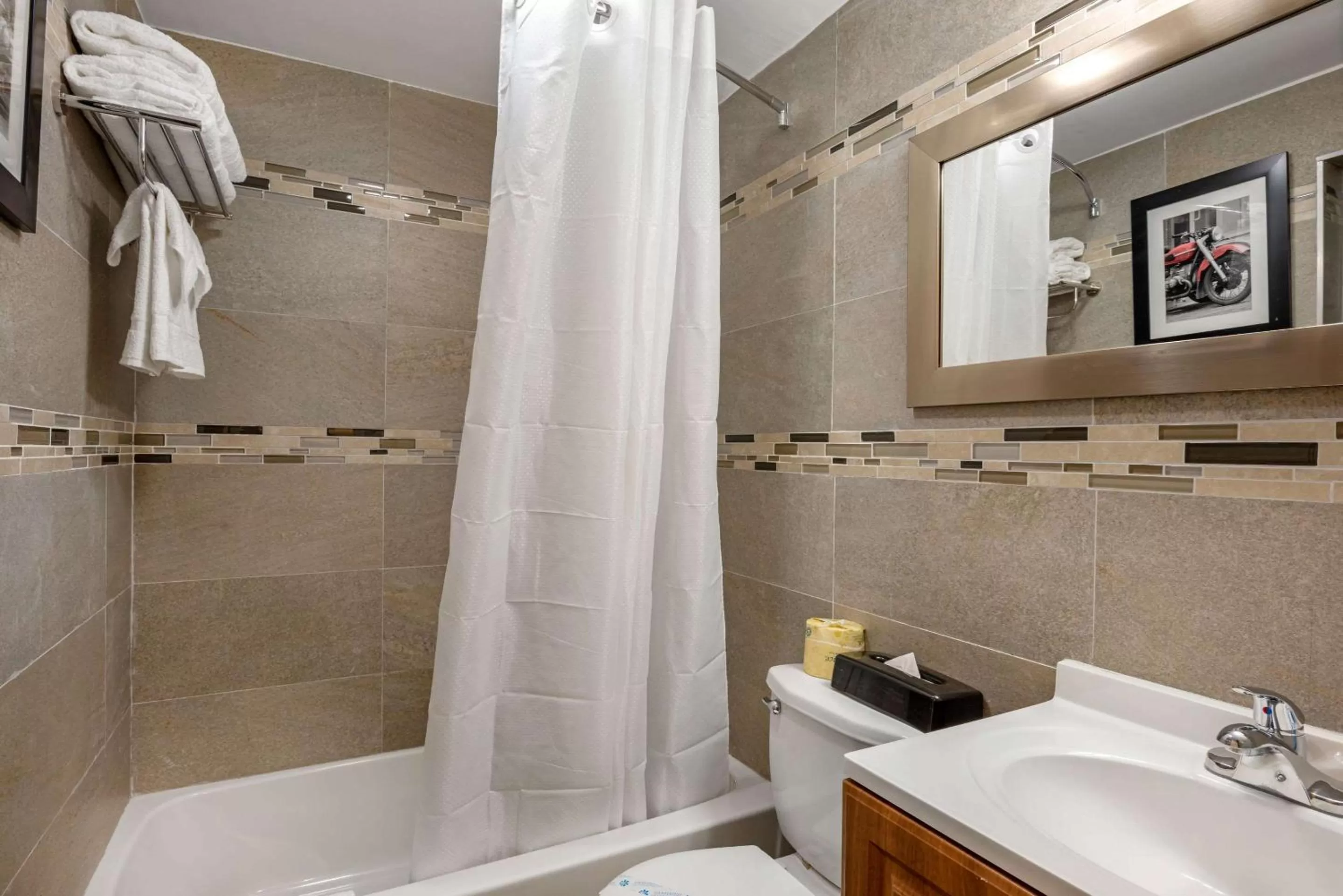 Bathroom in Downtown Hollywood Gardens Inn & Suites