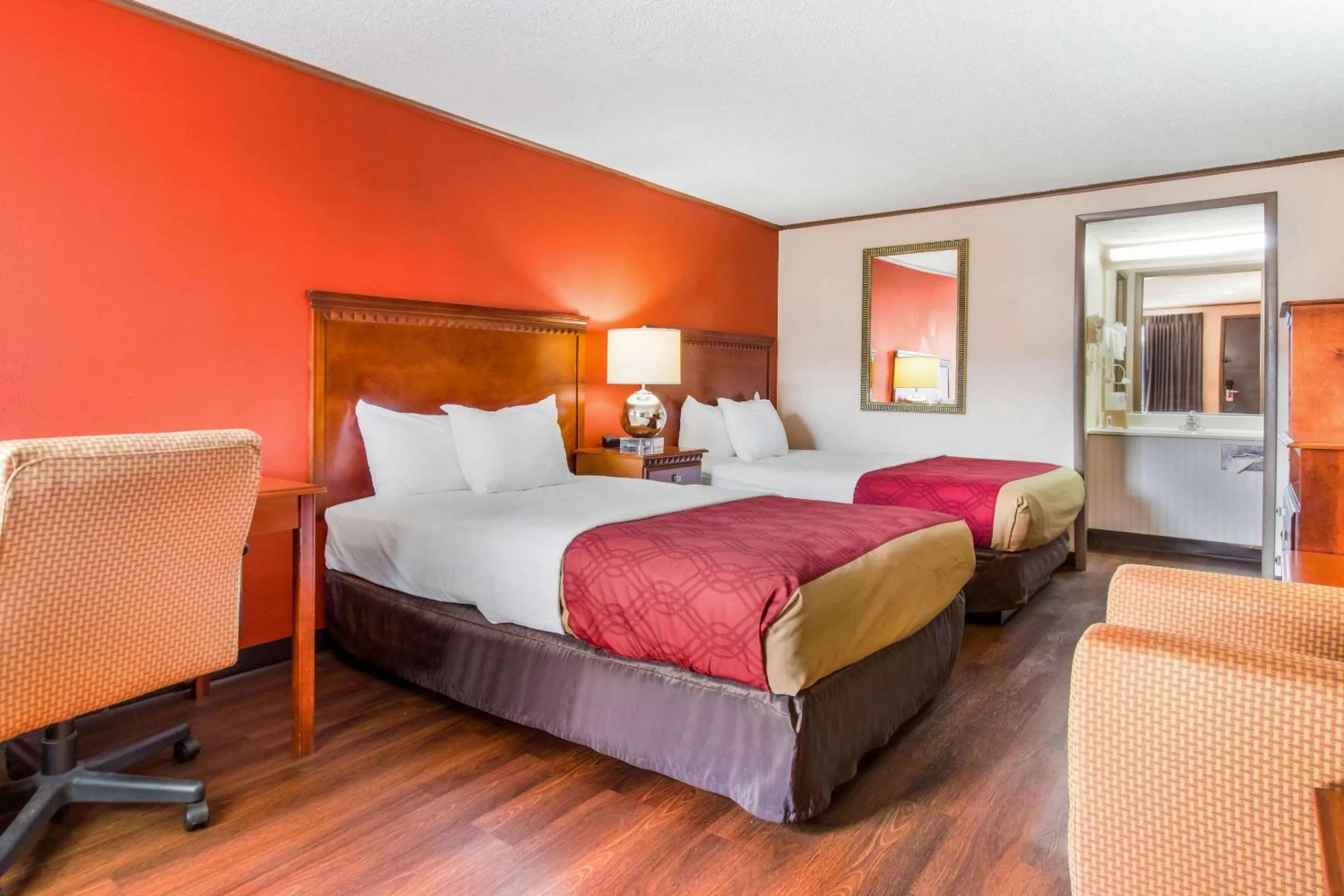 Photo of the whole room, Bed in Econo Lodge