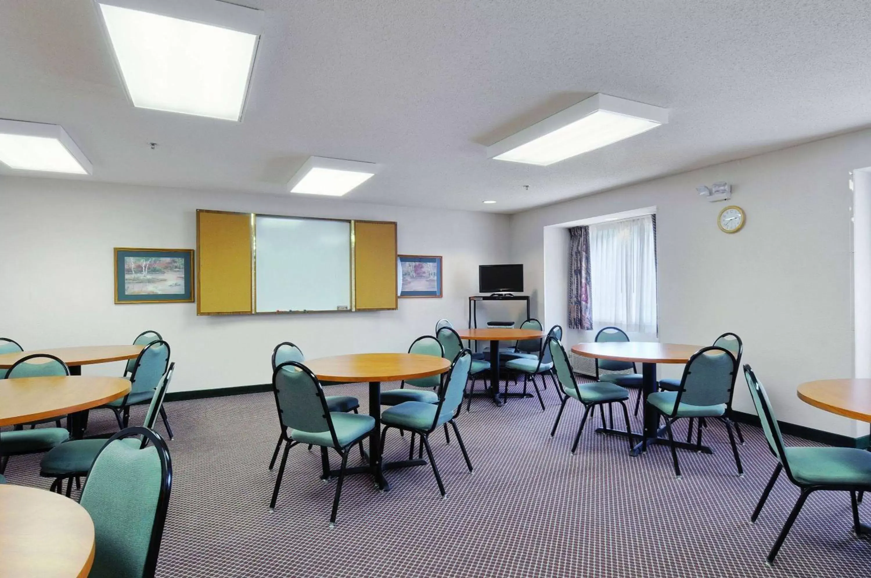 Meeting/conference room in Microtel Inn & Suites by Wyndham New Ulm