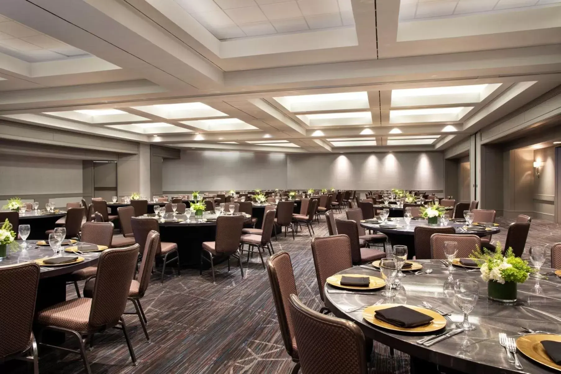 Banquet/Function facilities, Restaurant/Places to Eat in Crowne Plaza Hotel Atlanta Perimeter at Ravinia, an IHG Hotel