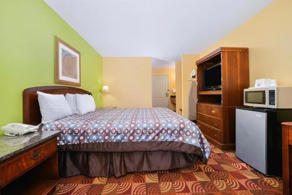 Bed in Super 8 by Wyndham Lake of the Ozarks