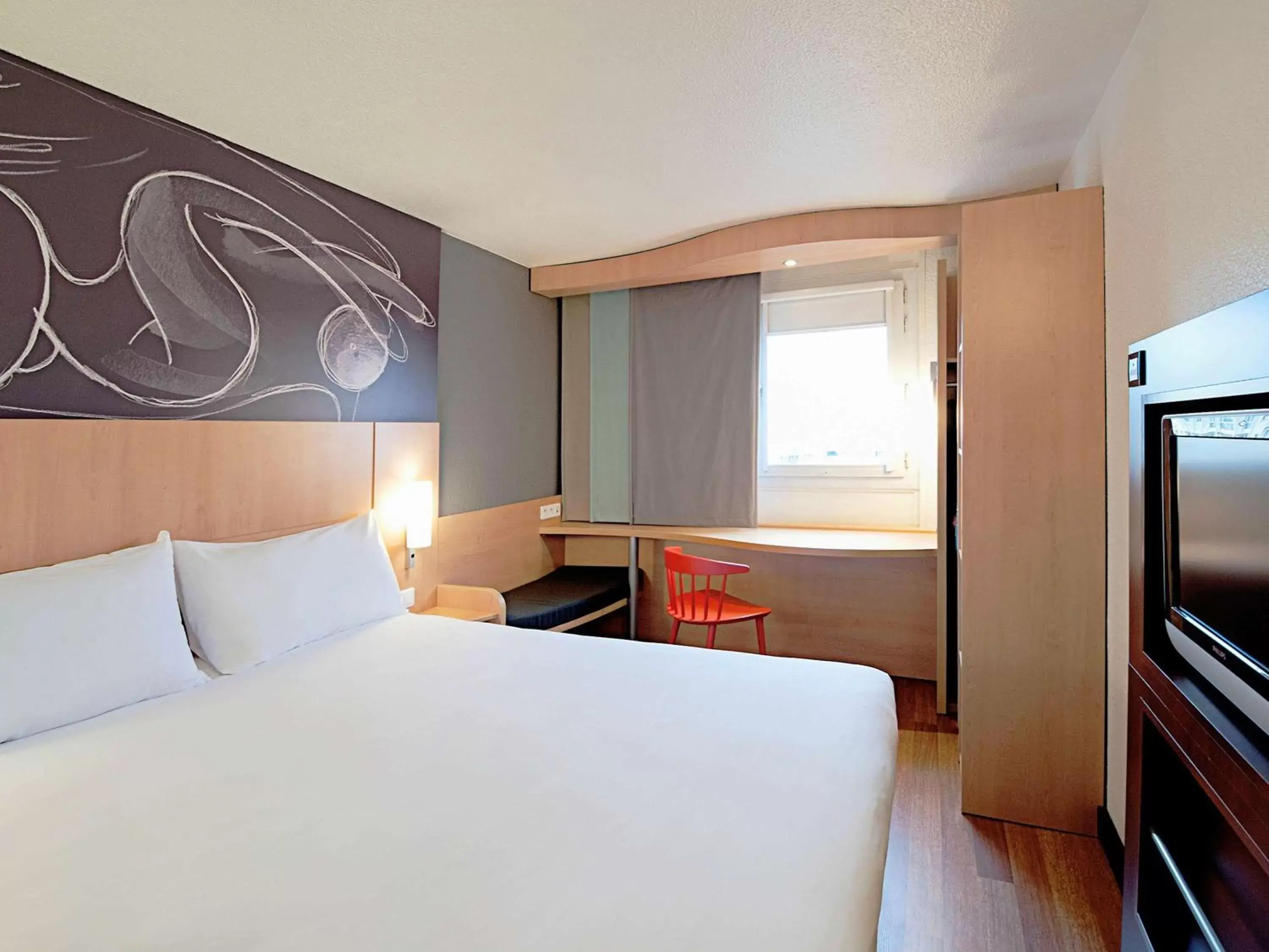 Photo of the whole room, Bed in ibis Aubenas