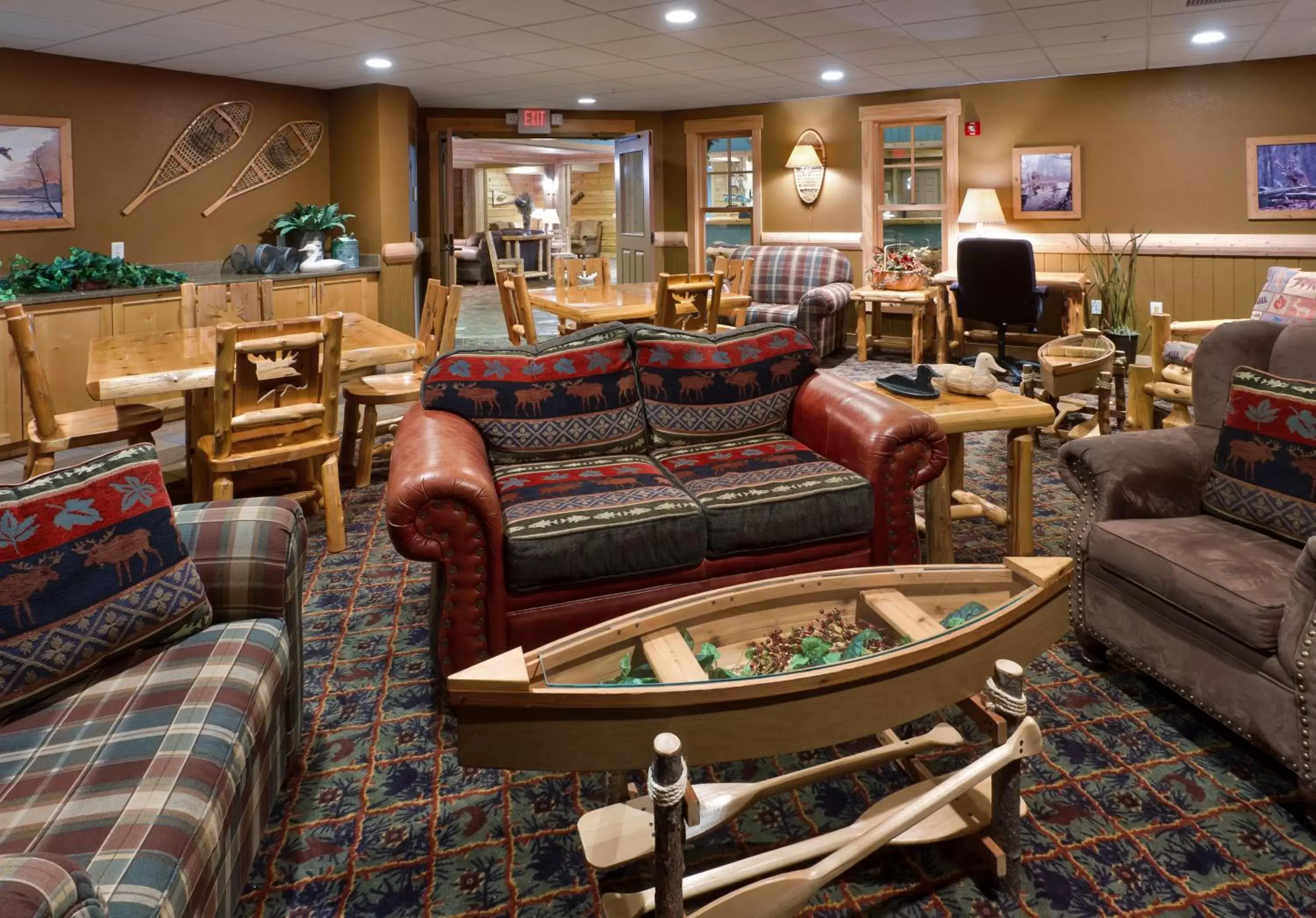 Communal lounge/ TV room in Arrowwood Lodge at Brainerd Lakes