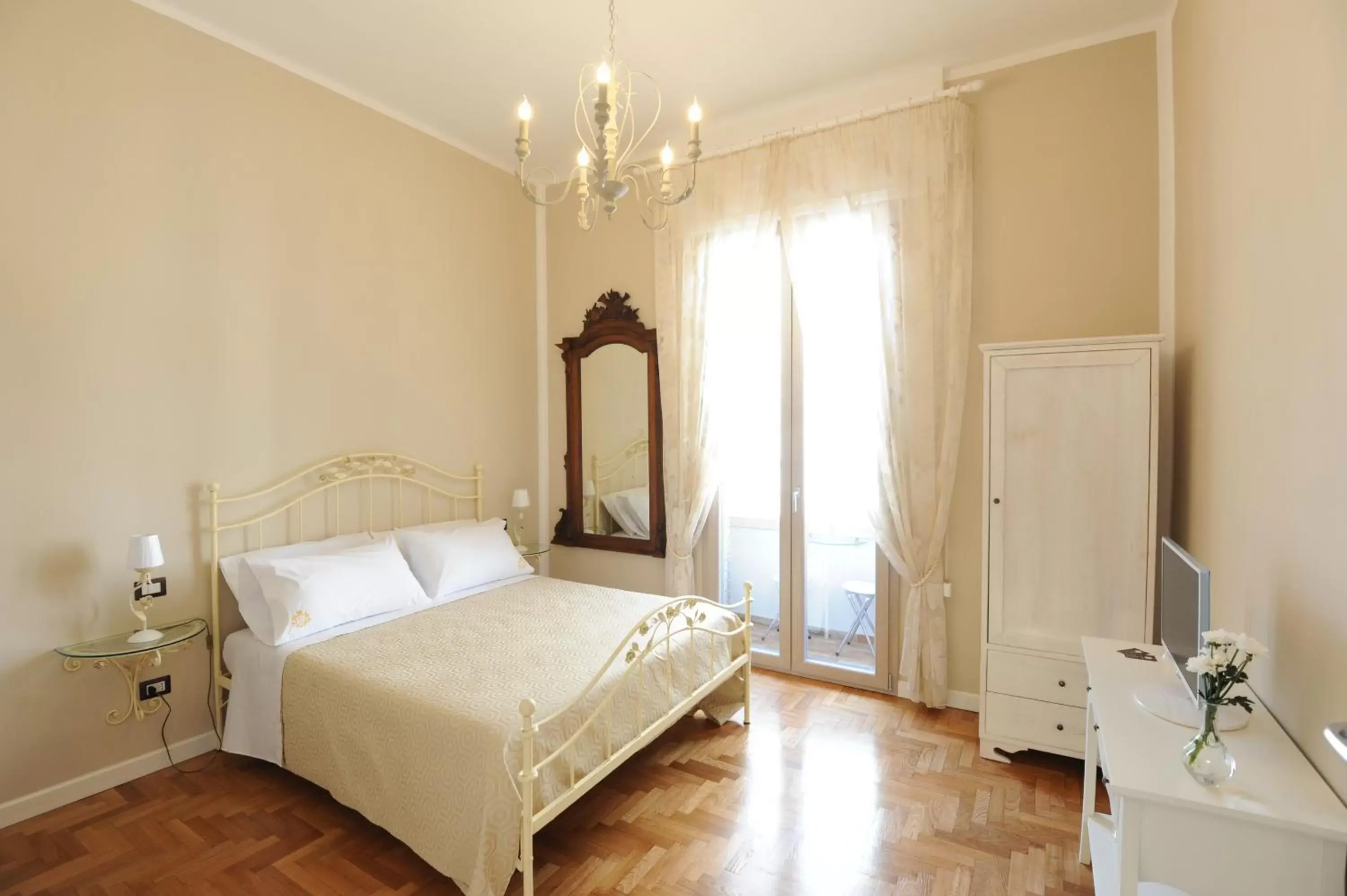 Photo of the whole room, Bed in Residenza Borbonica