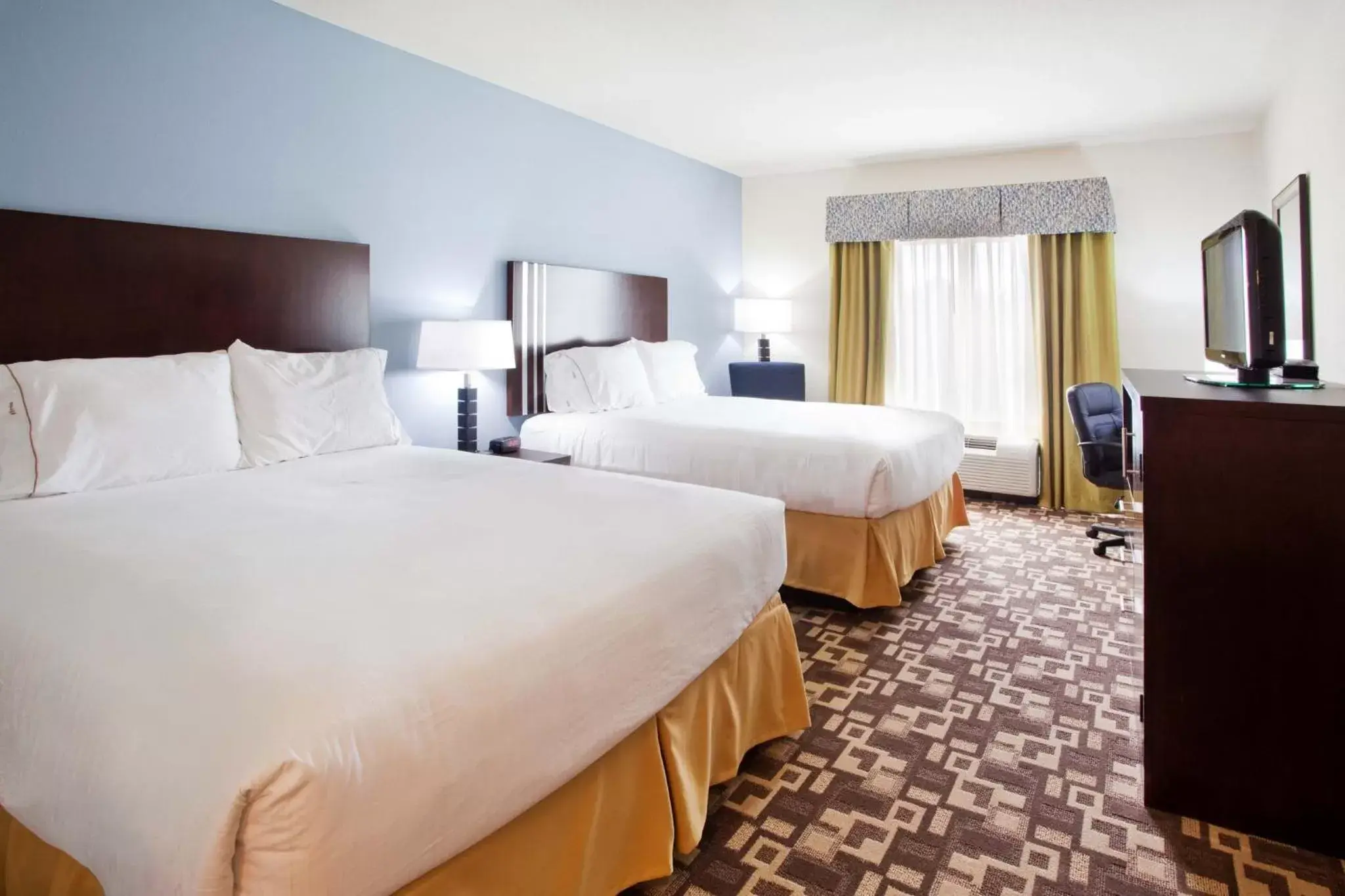 Photo of the whole room, Bed in Holiday Inn Express Hotel & Suites Atlanta Airport West - Camp Creek, an IHG Hotel
