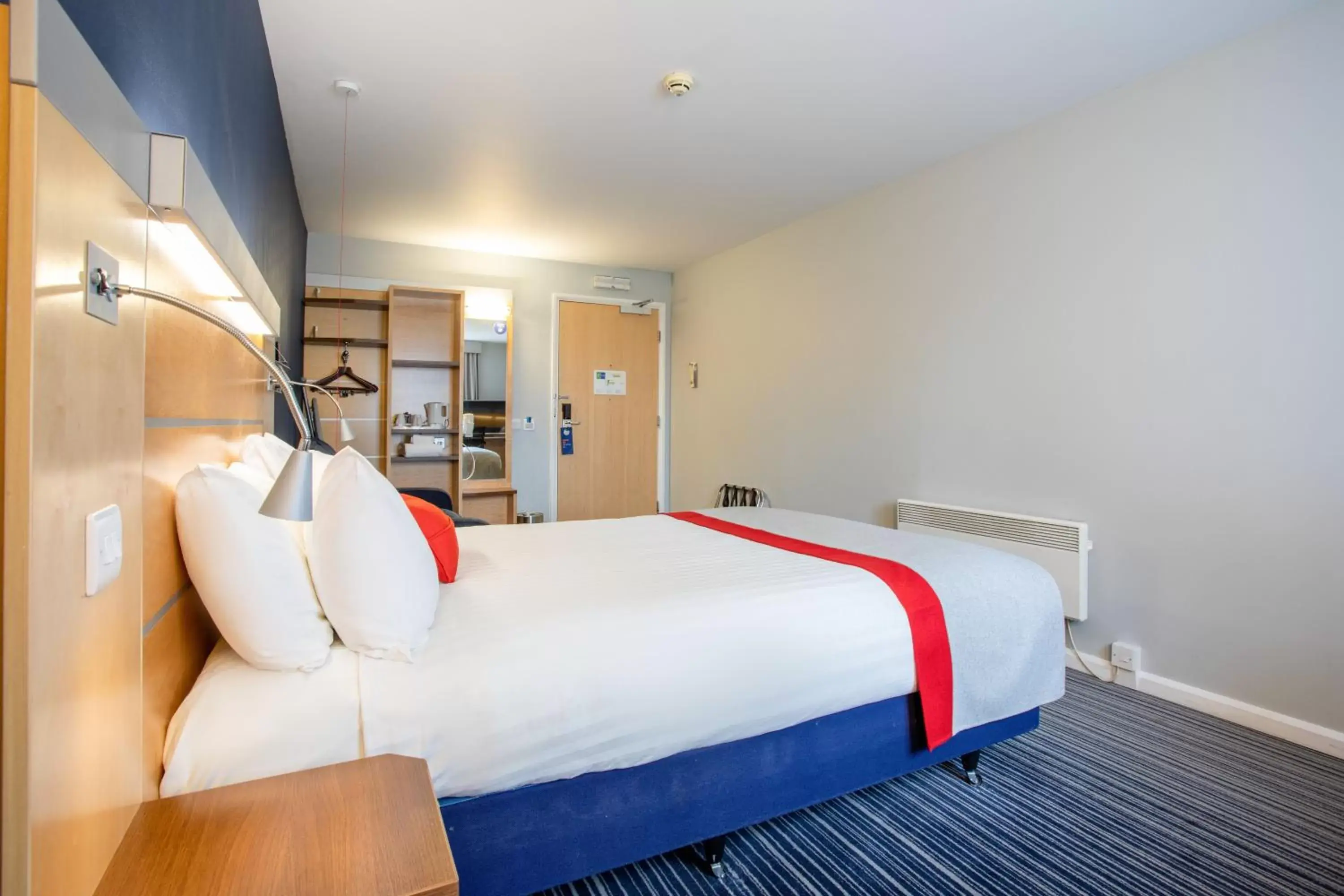Photo of the whole room, Bed in Holiday Inn Express Dunfermline, an IHG Hotel