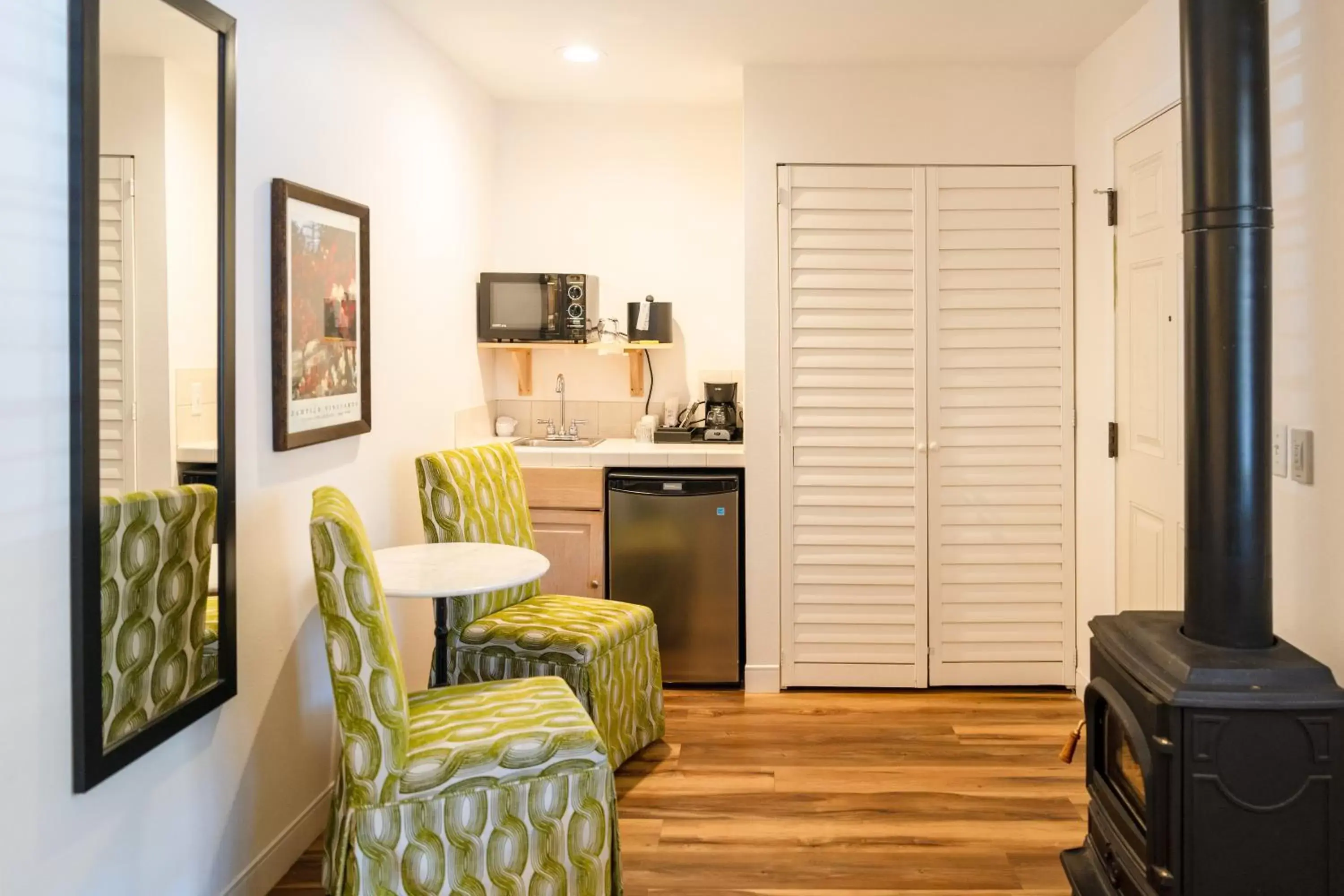 Seating area, Kitchen/Kitchenette in The Inn on Pine