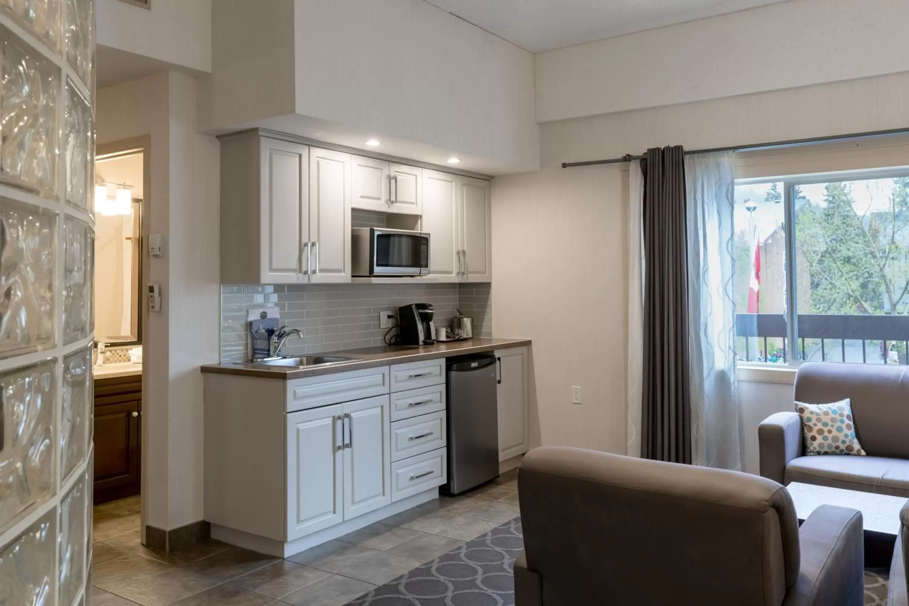 Photo of the whole room, Kitchen/Kitchenette in High Country Inn