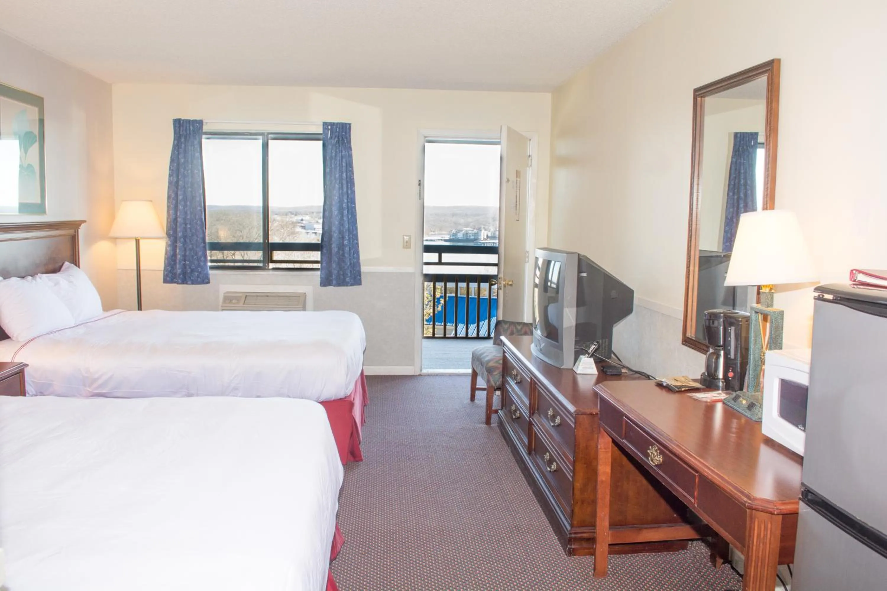 Photo of the whole room, Bed in Hawk's Nest Lodge