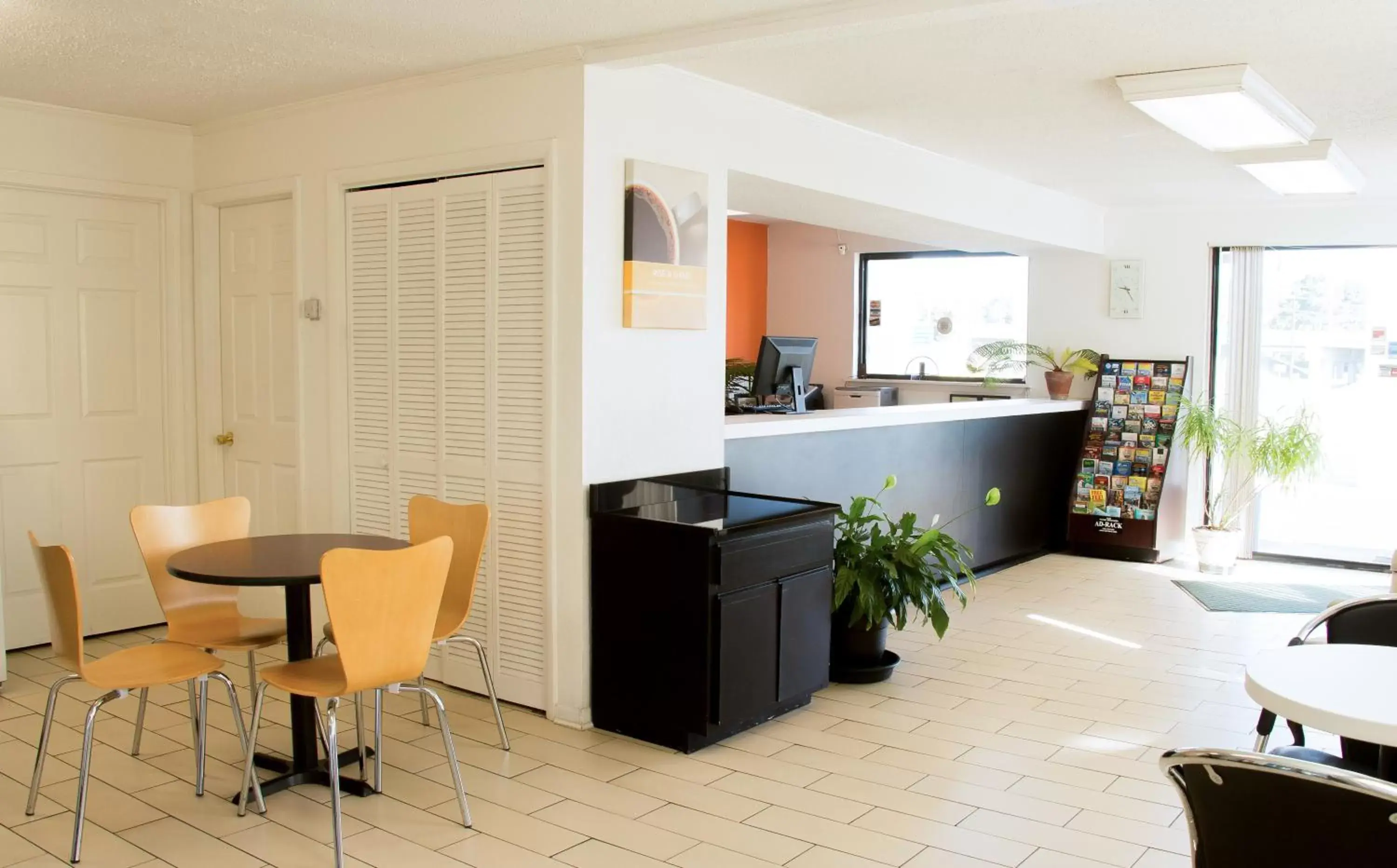 Lobby or reception, Kitchen/Kitchenette in Motel 6-Cookeville, TN