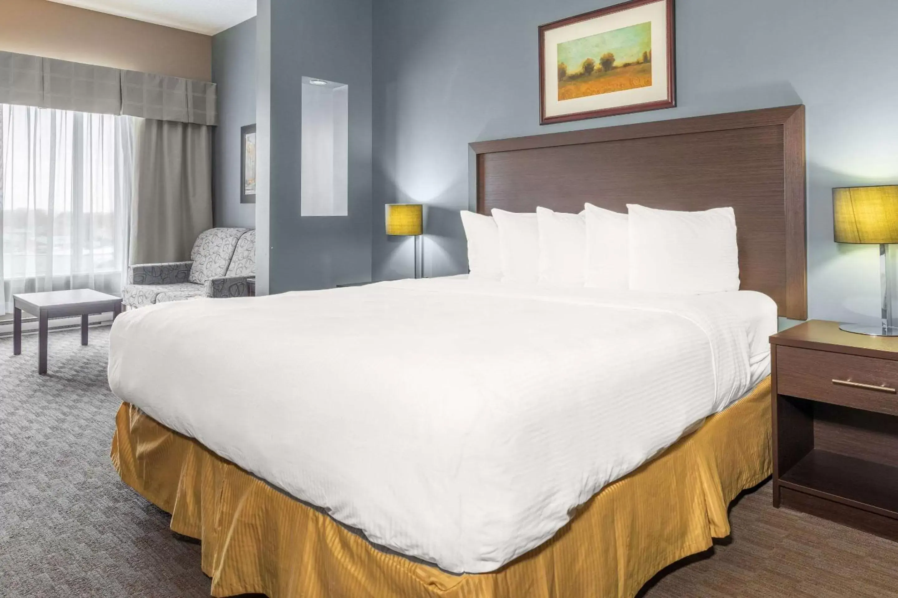 Bedroom, Bed in Quality Inn & Suites Victoriaville