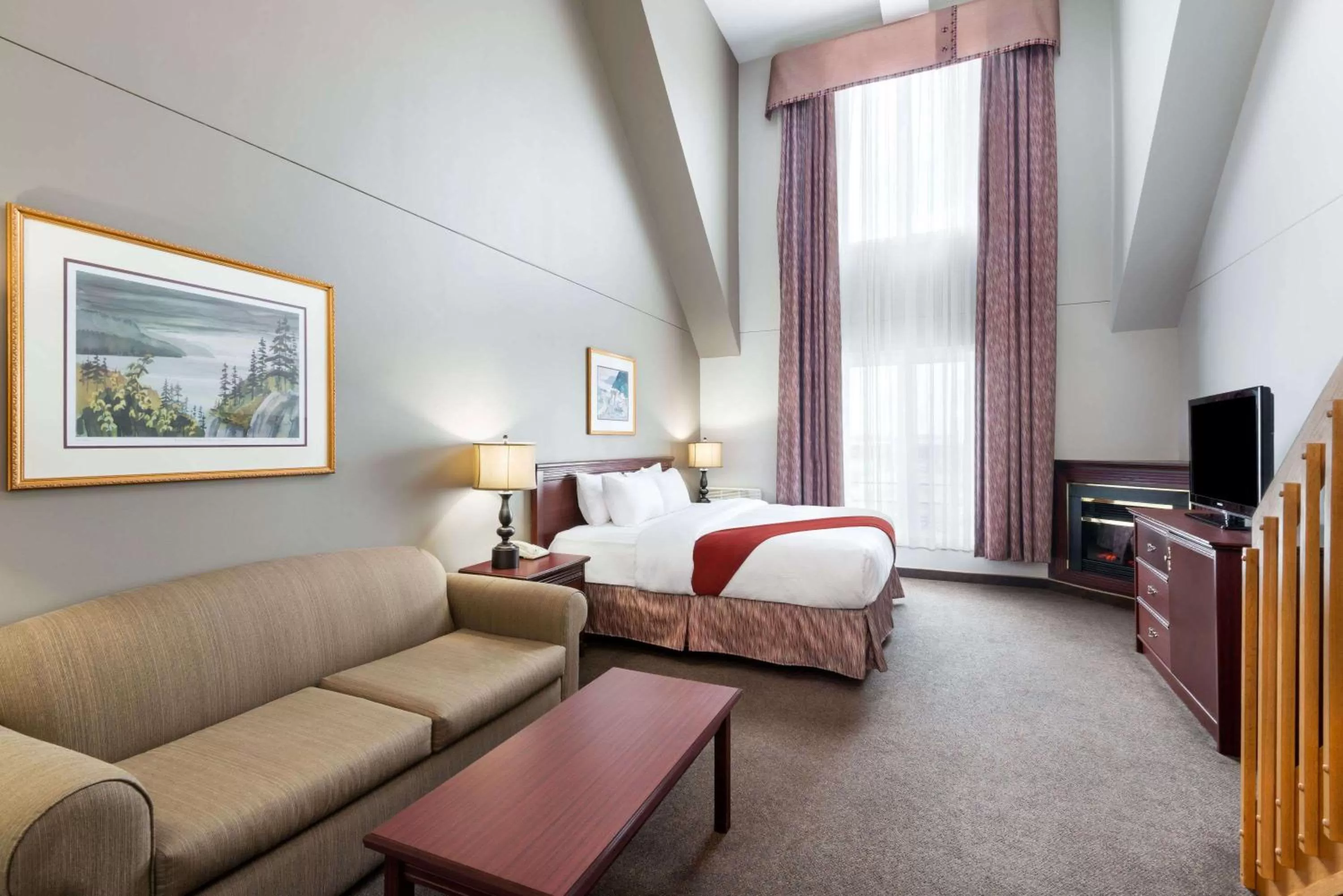 Photo of the whole room, Bed in Ramada Plaza by Wyndham Gatineau/Manoir du Casino