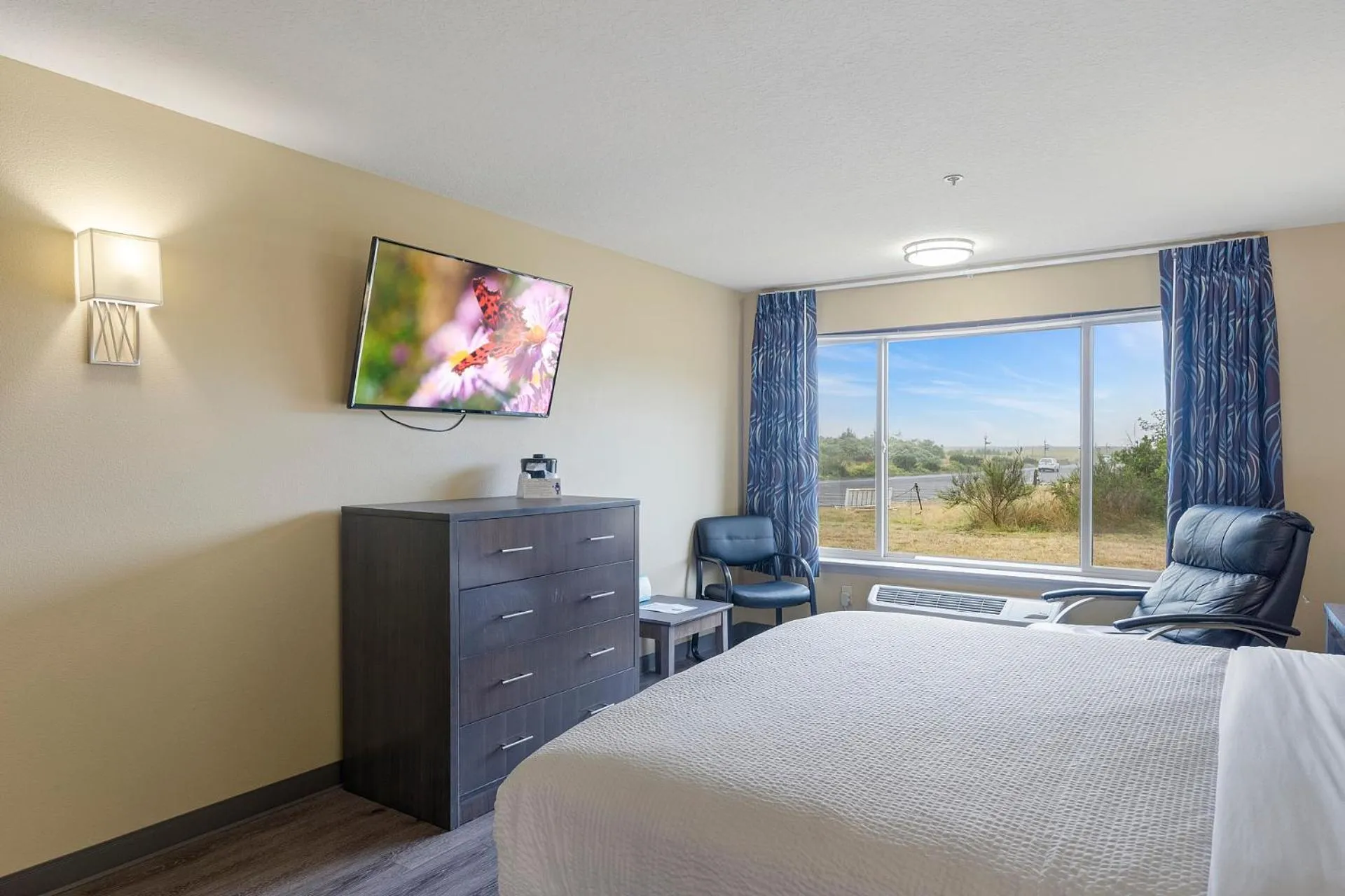 Bed in Oceanview Inn at the Arch