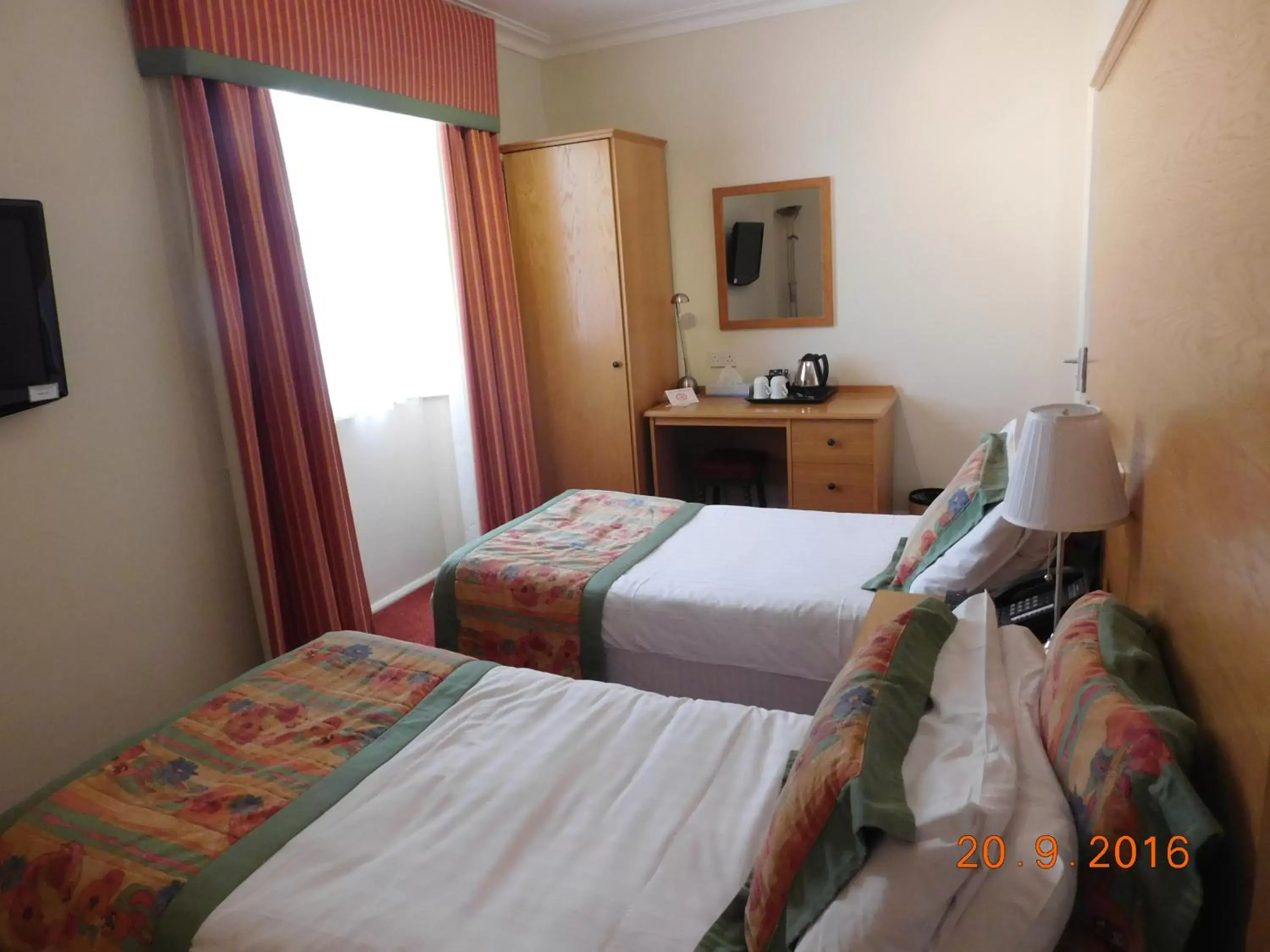 Bedroom, Bed in Horizon Hotel