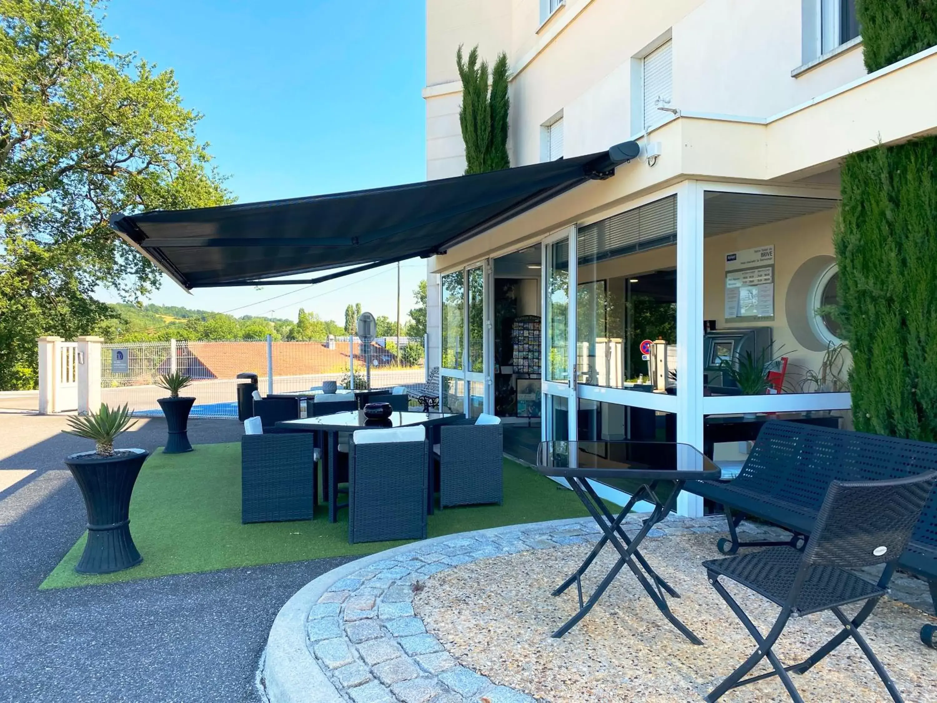 Patio in Hôtel Kyriad Brive Ouest