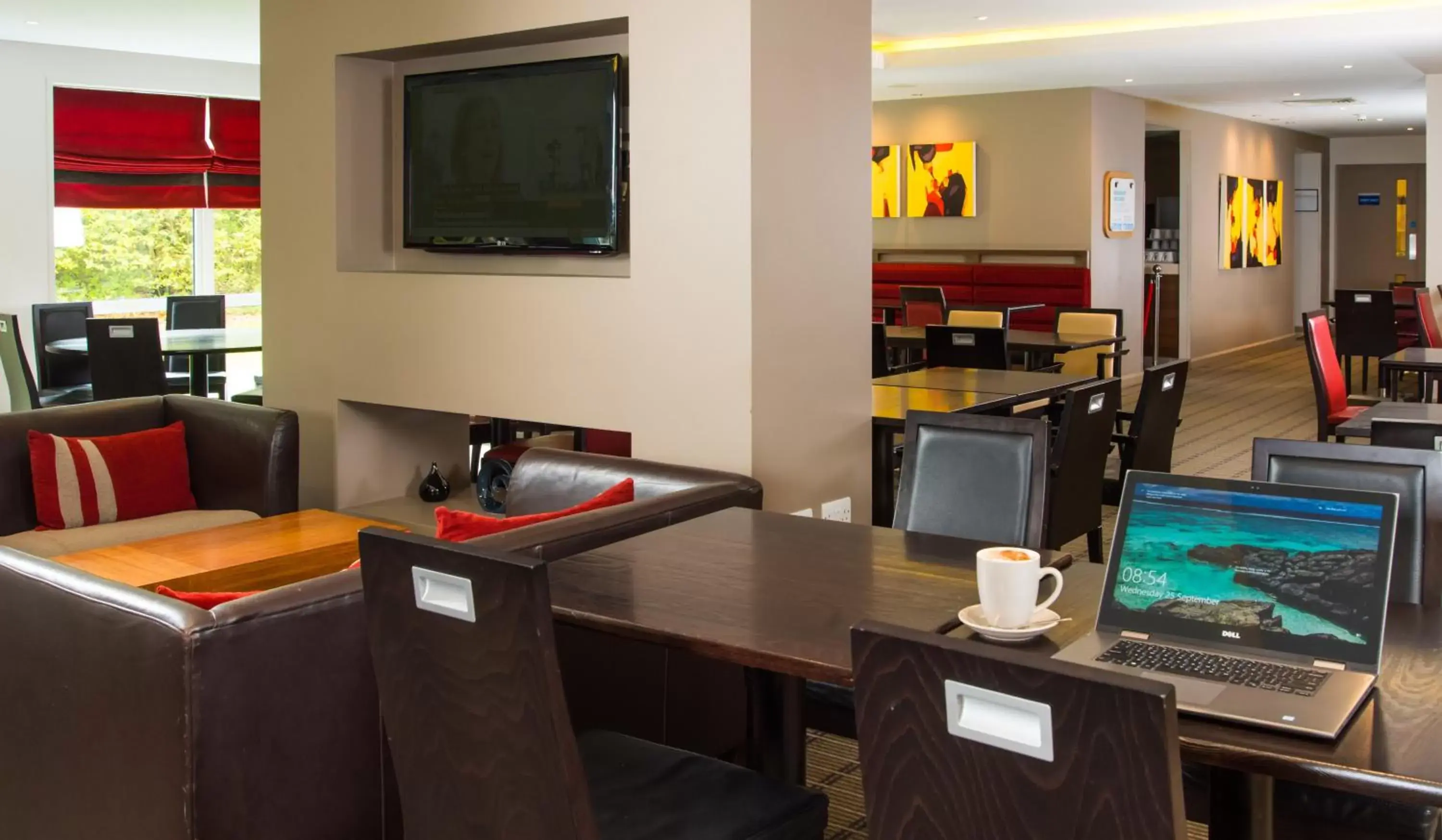 Lounge or bar, TV/Entertainment Center in Holiday Inn Express Swindon West, an IHG Hotel