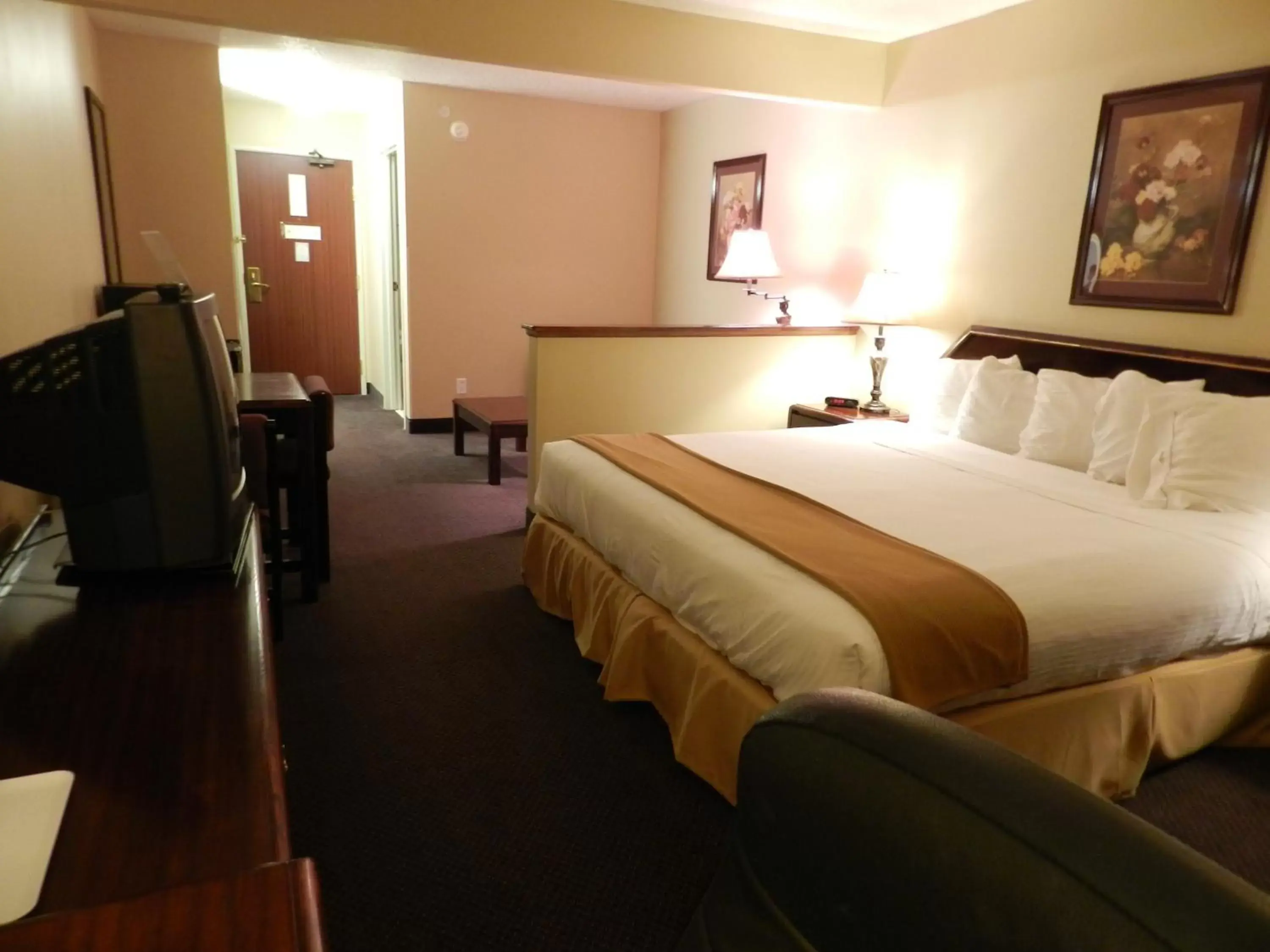 Day, Bed in Luxury Inn & Suites Troy
