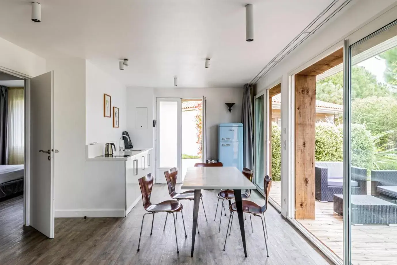 Kitchen or kitchenette, Dining Area in Côté Océan Resort