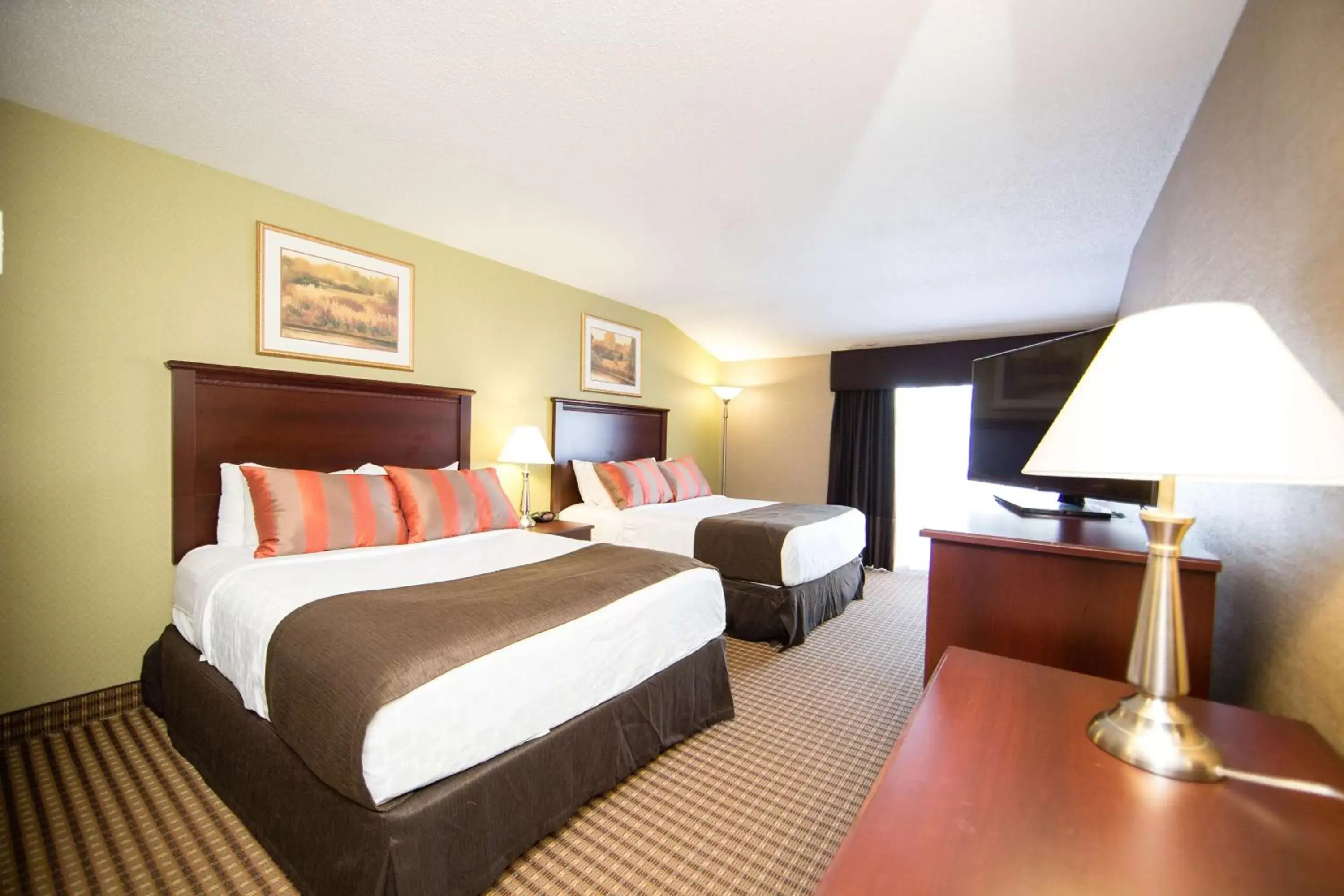 Photo of the whole room, Bed in Best Western Plus Ottawa Kanata Hotel and Conference Centre