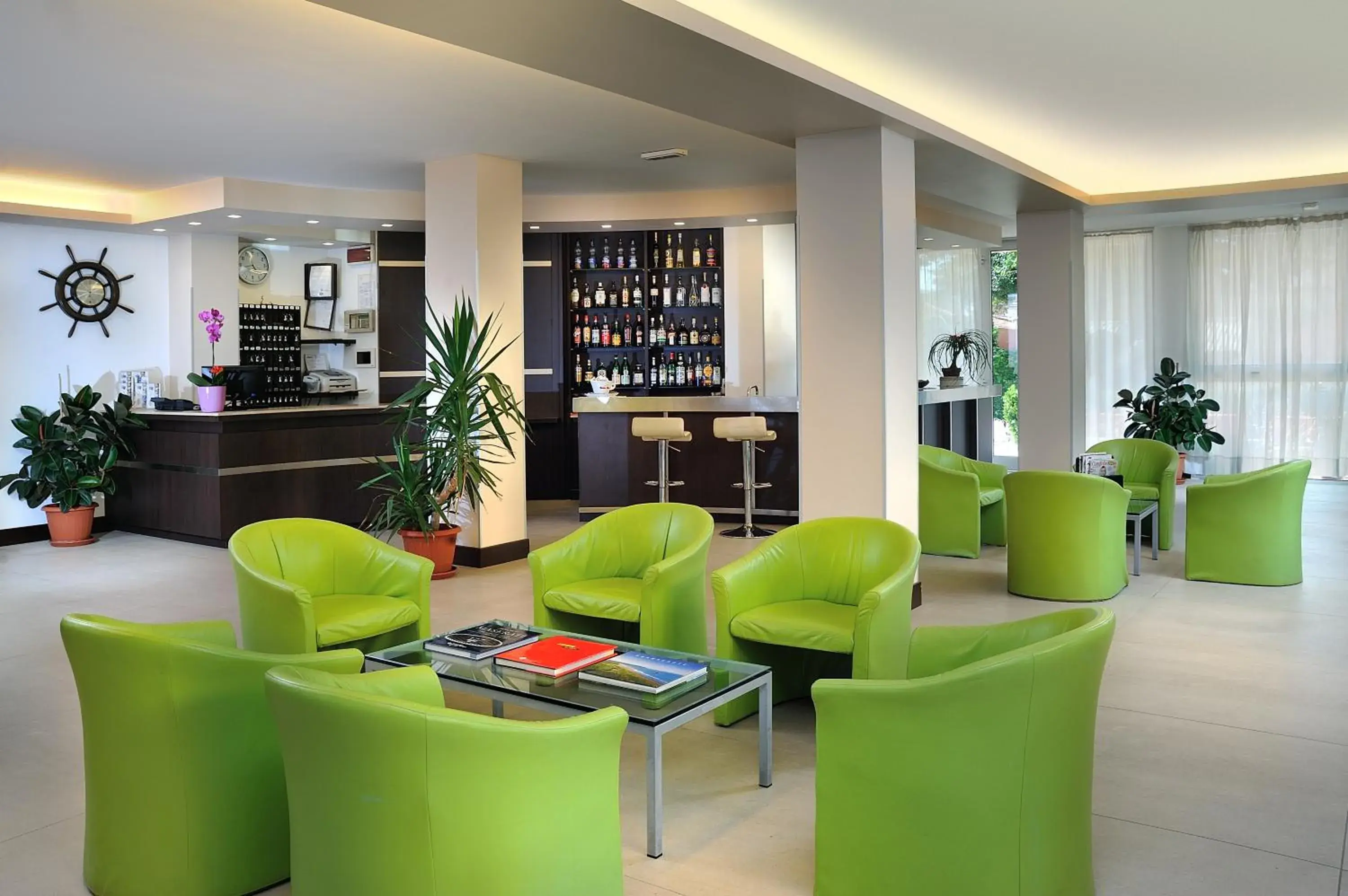 Lobby or reception, Lounge/Bar in Hotel Oceanic