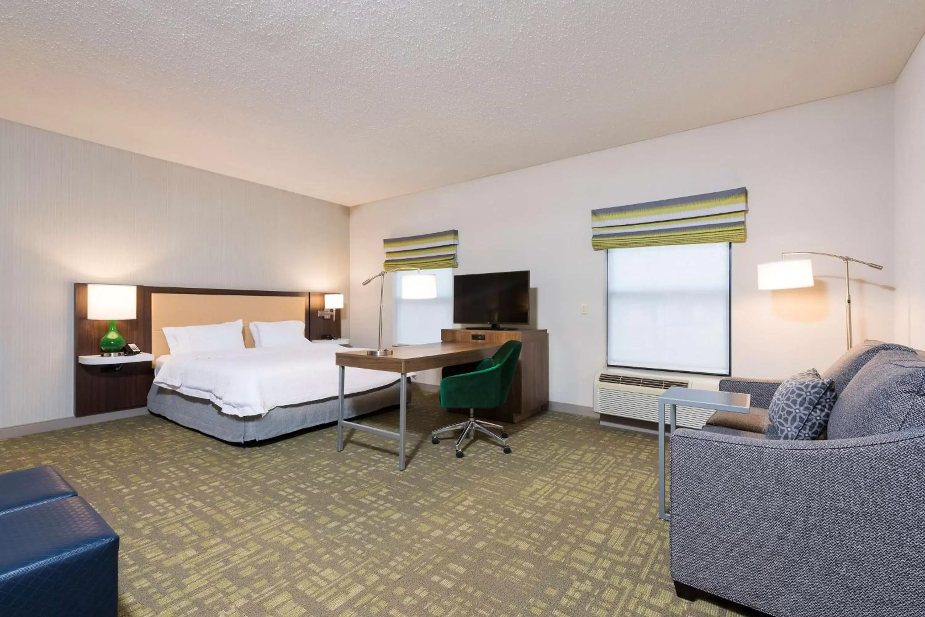 Bedroom in Hampton Inn & Suites East Lansing