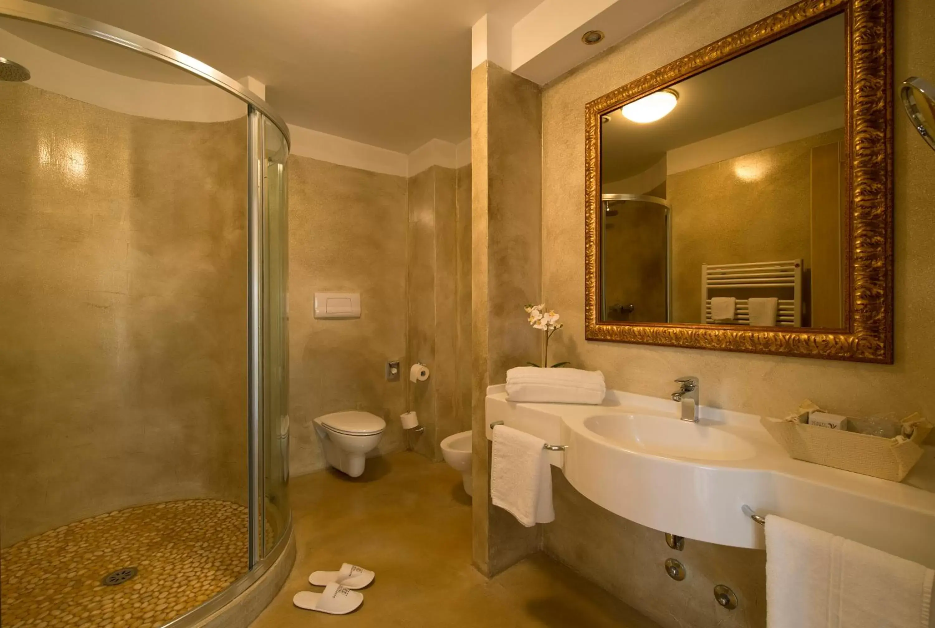 Shower, Bathroom in Hotel il Castelletto