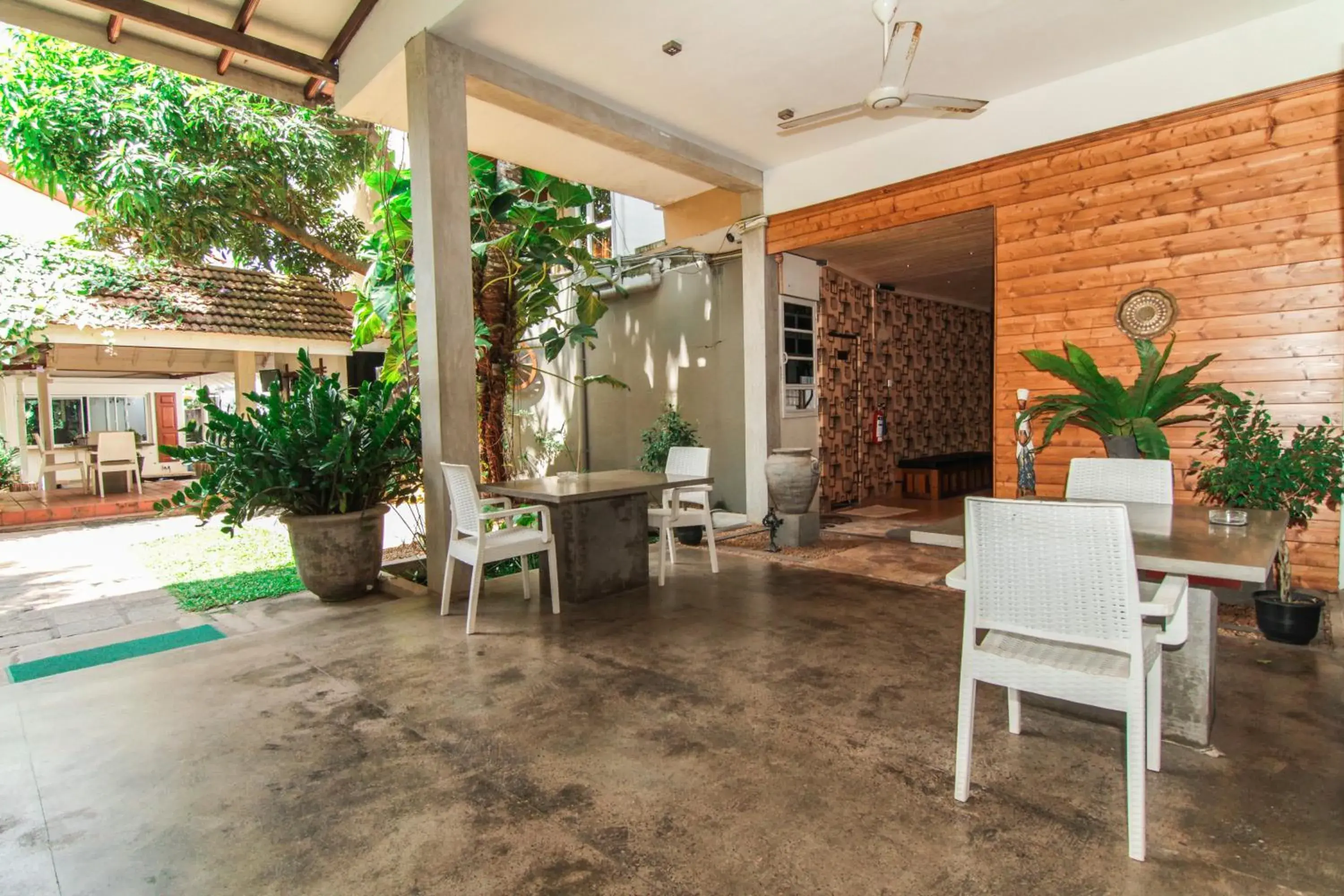 Facade/entrance in Gomez Place Facade/entrance in Gomez Place