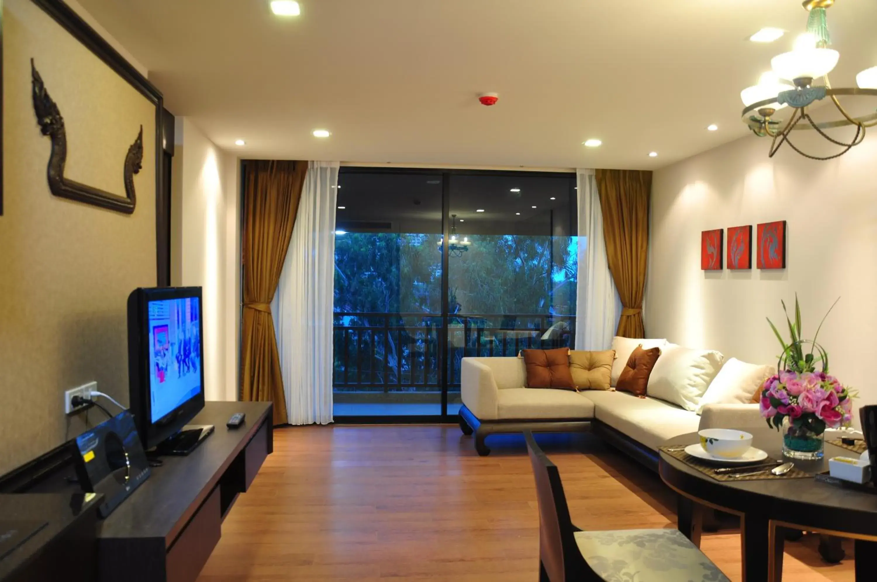 Communal lounge/ TV room, Seating Area in Royal Thai Pavilion Hotel