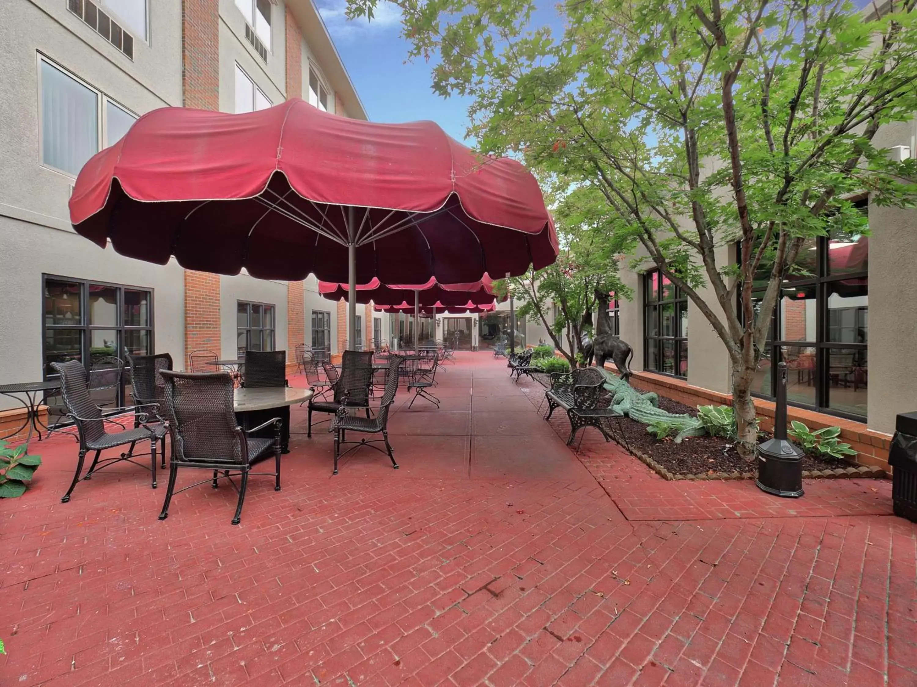 Inner courtyard view, Restaurant/Places to Eat in DoubleTree by Hilton Bloomington