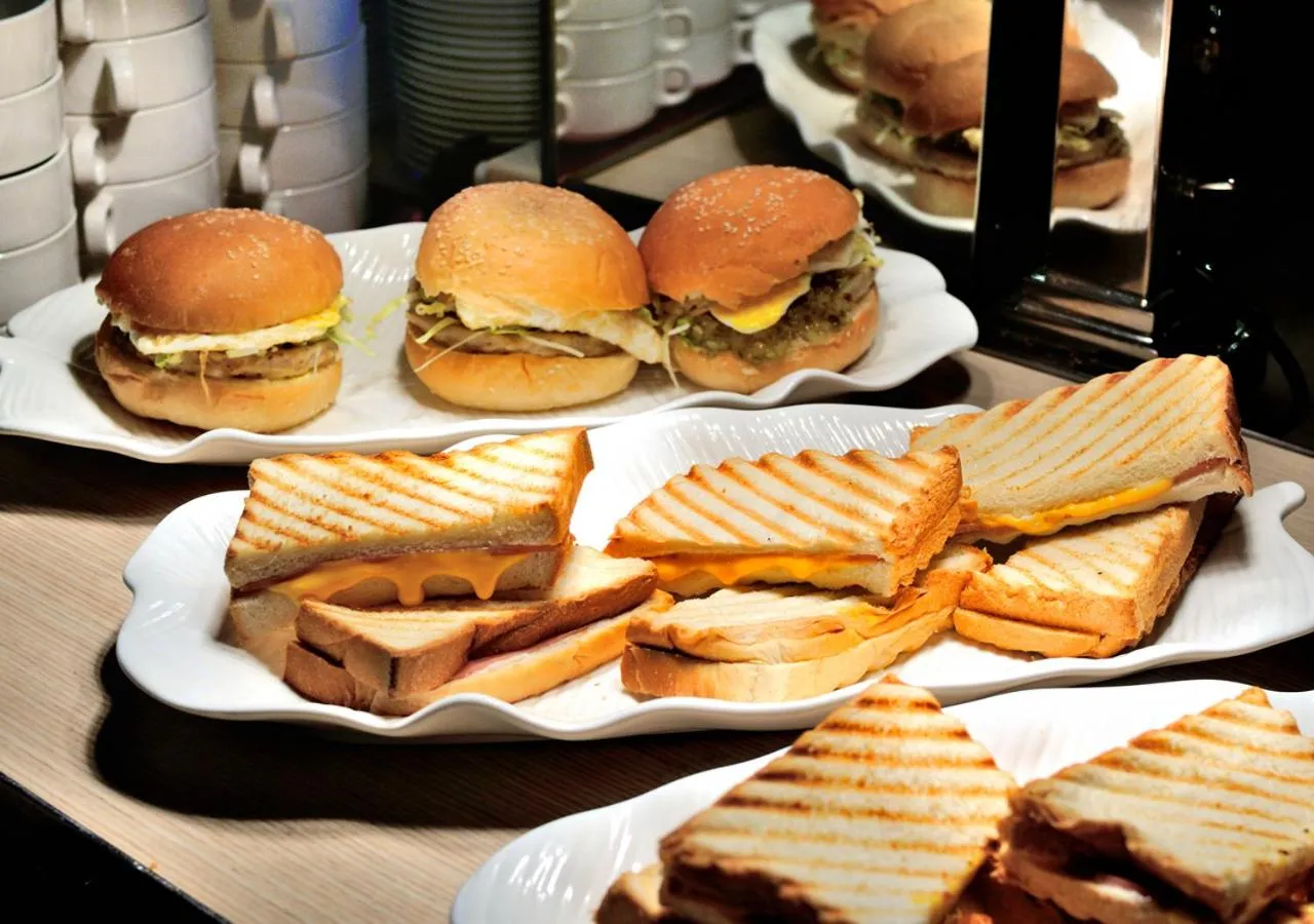 Food and drinks in E-DA Skylark Hotel