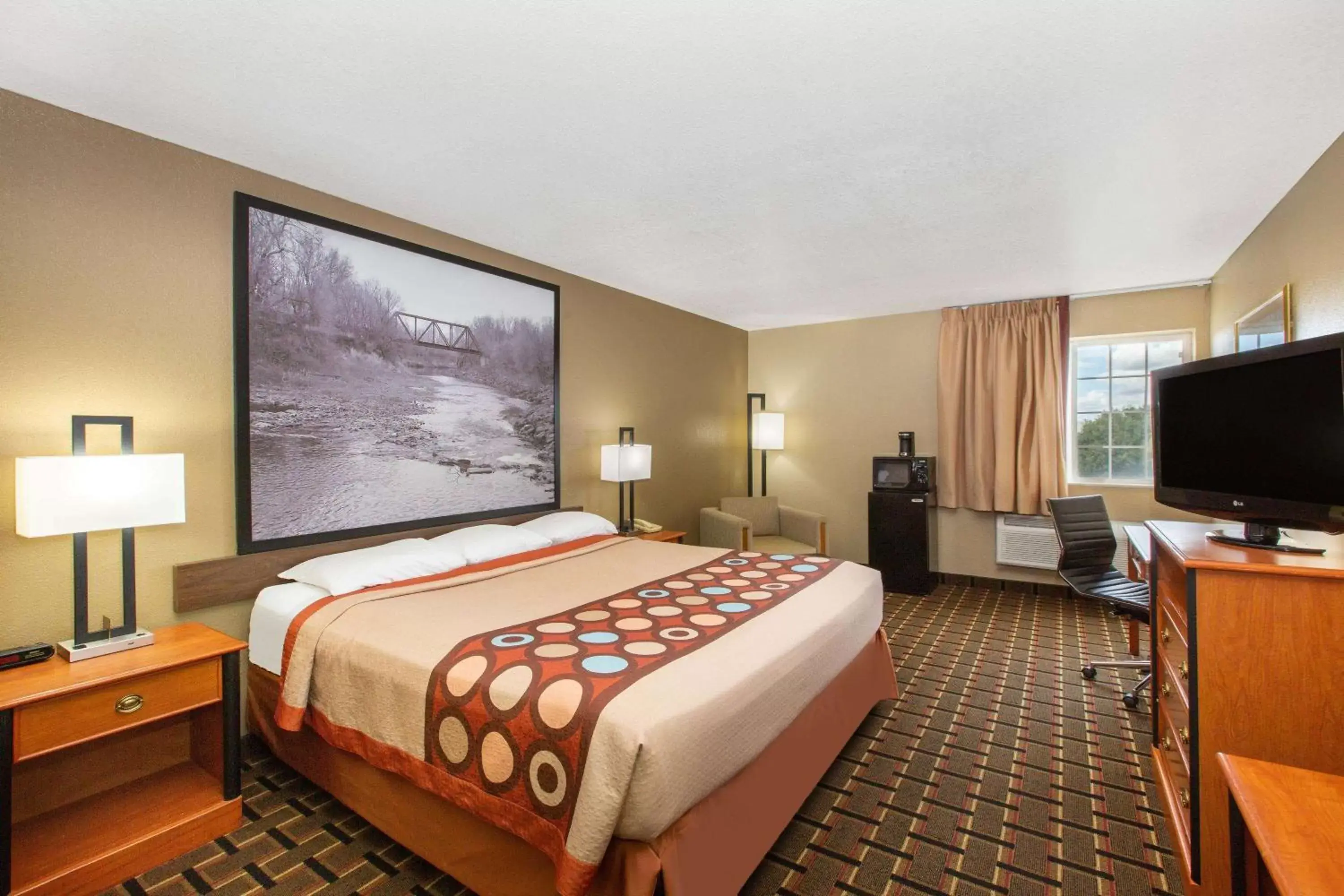 Photo of the whole room, Bed in Super 8 by Wyndham Ottawa