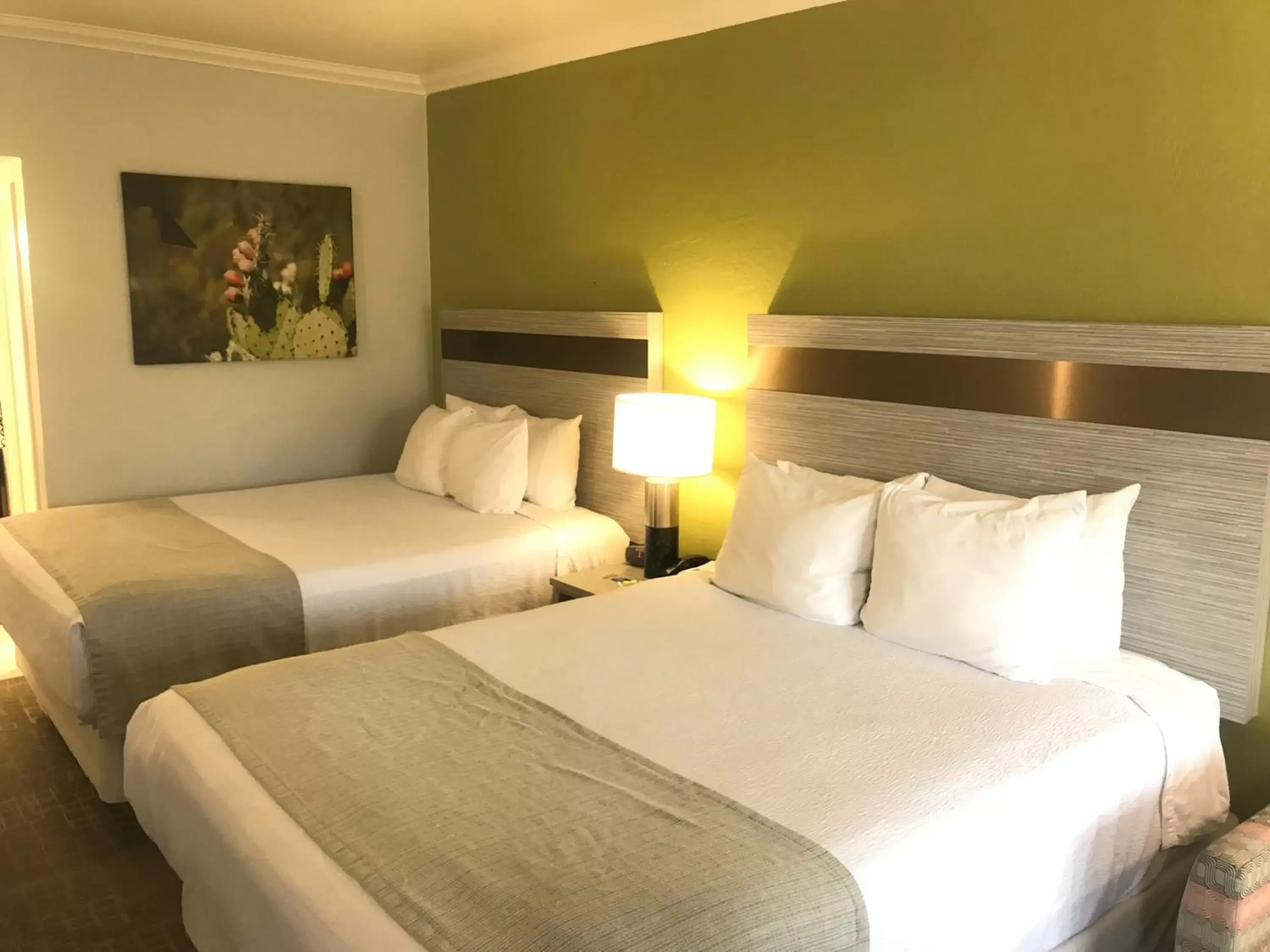 Bed in Best Western InnSuites Phoenix Hotel & Suites