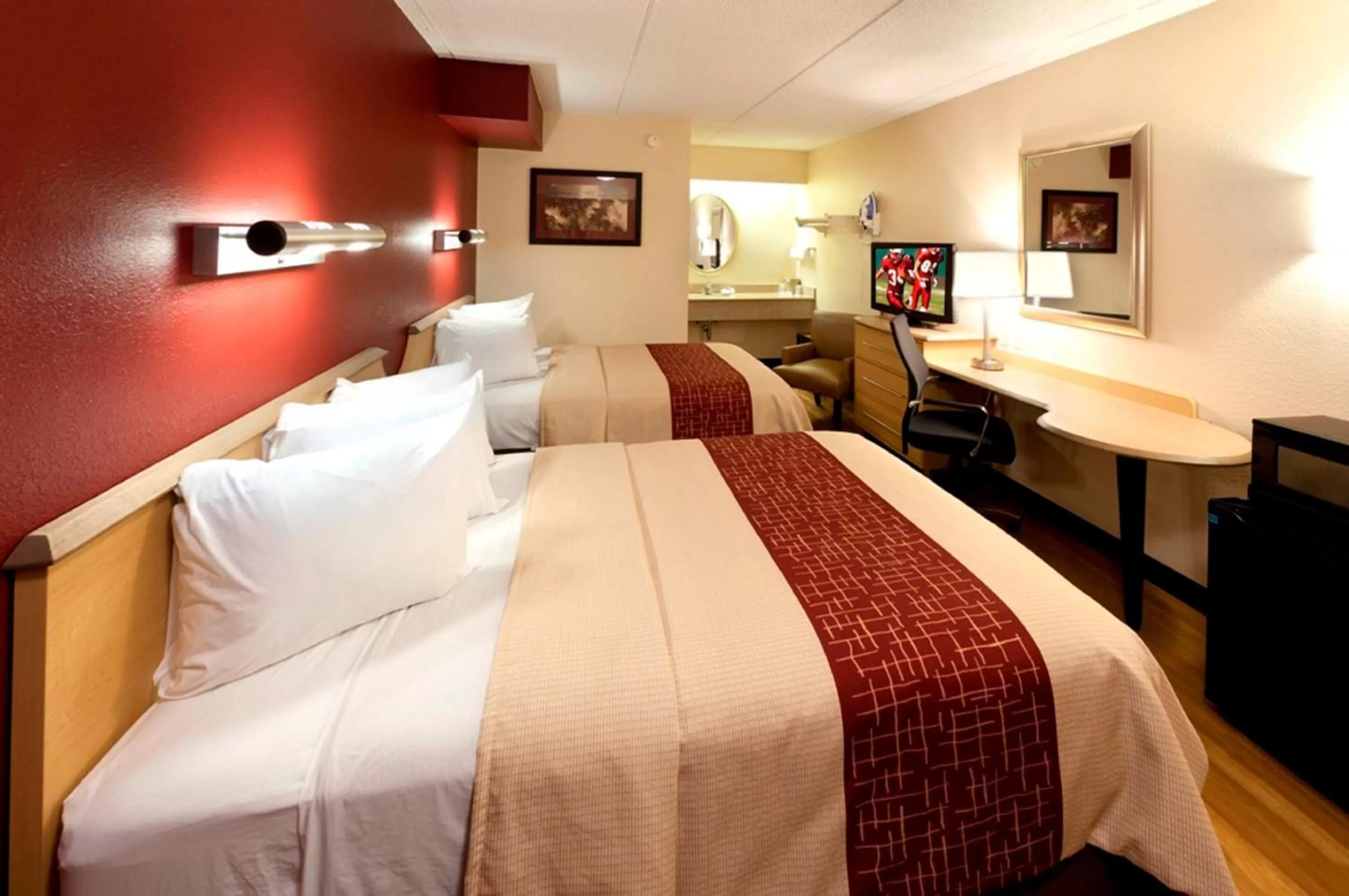 Photo of the whole room, Bed in Red Roof Inn Dayton North Airport