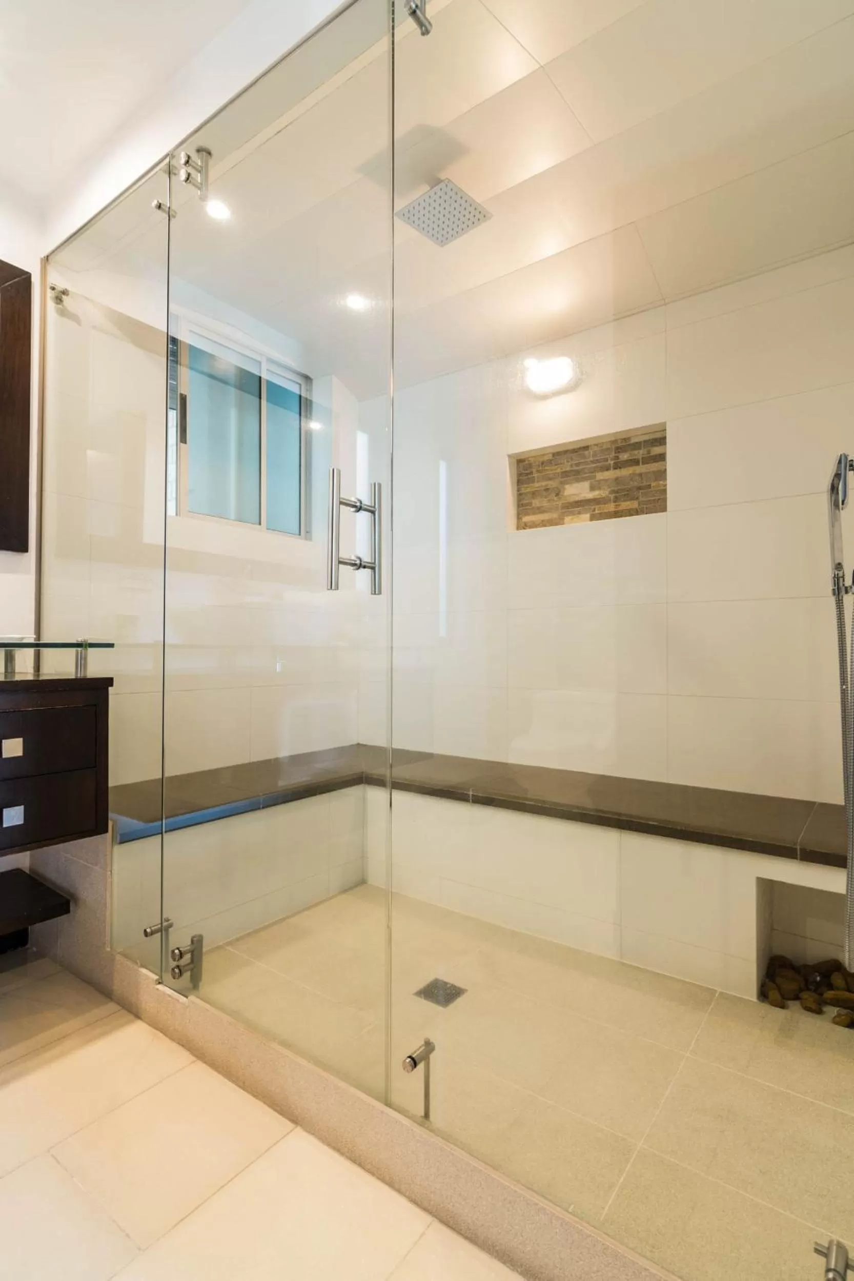 Steam room in Apartamentos Poblado Alejandría by HOUSY HOST