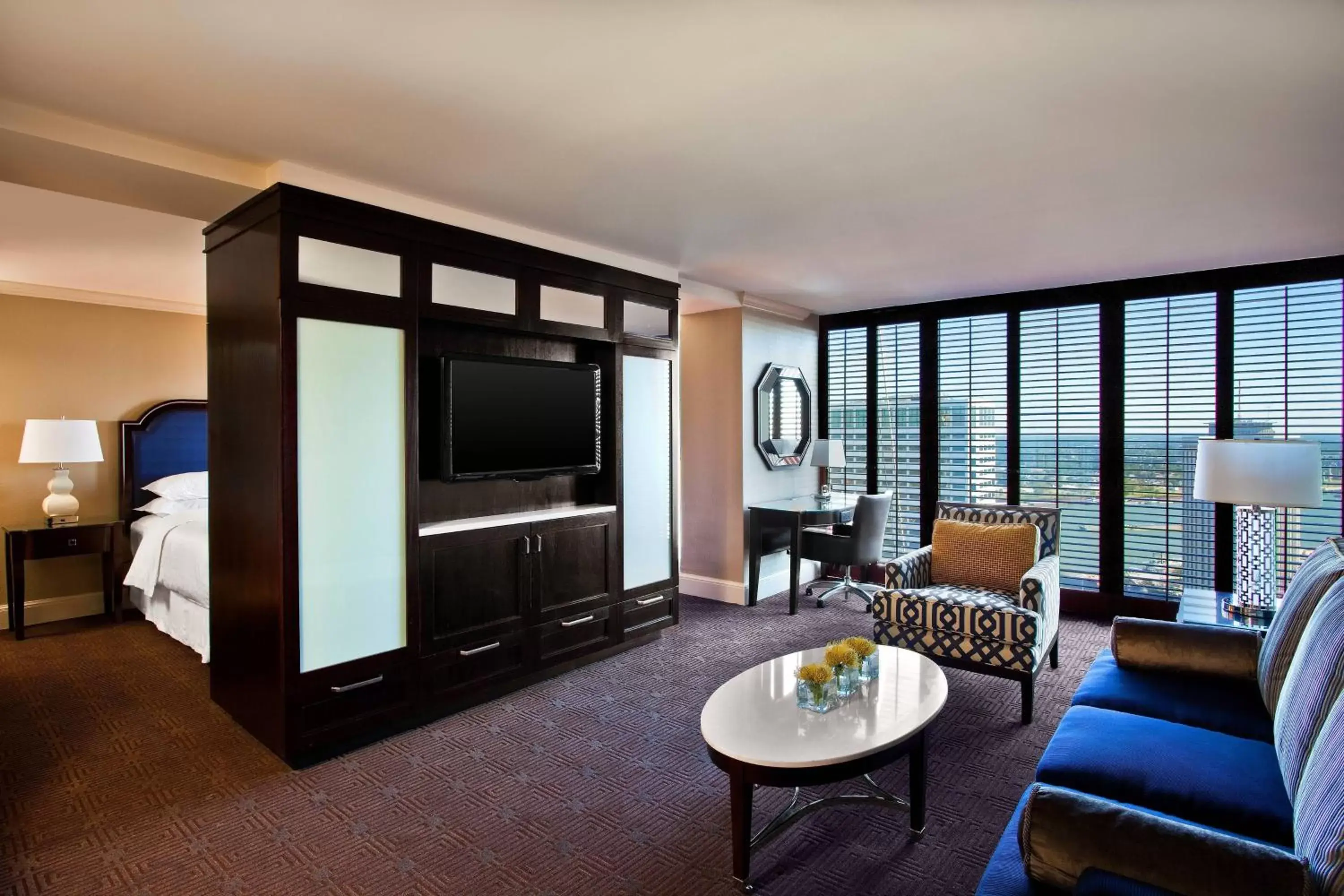 Bedroom, TV/Entertainment Center in Sheraton New Orleans Hotel