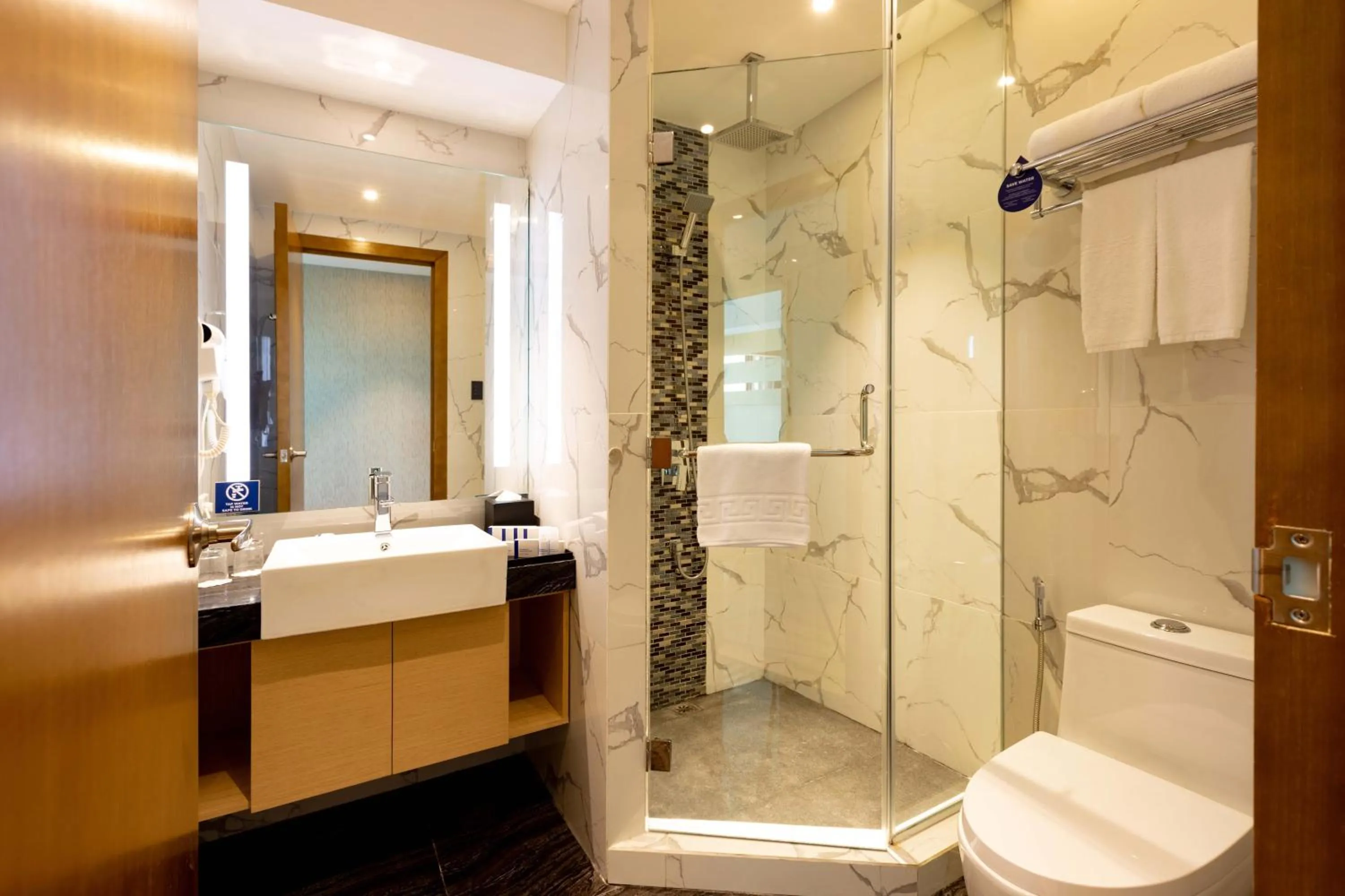 Bathroom in Best Western Plus Metro Clark