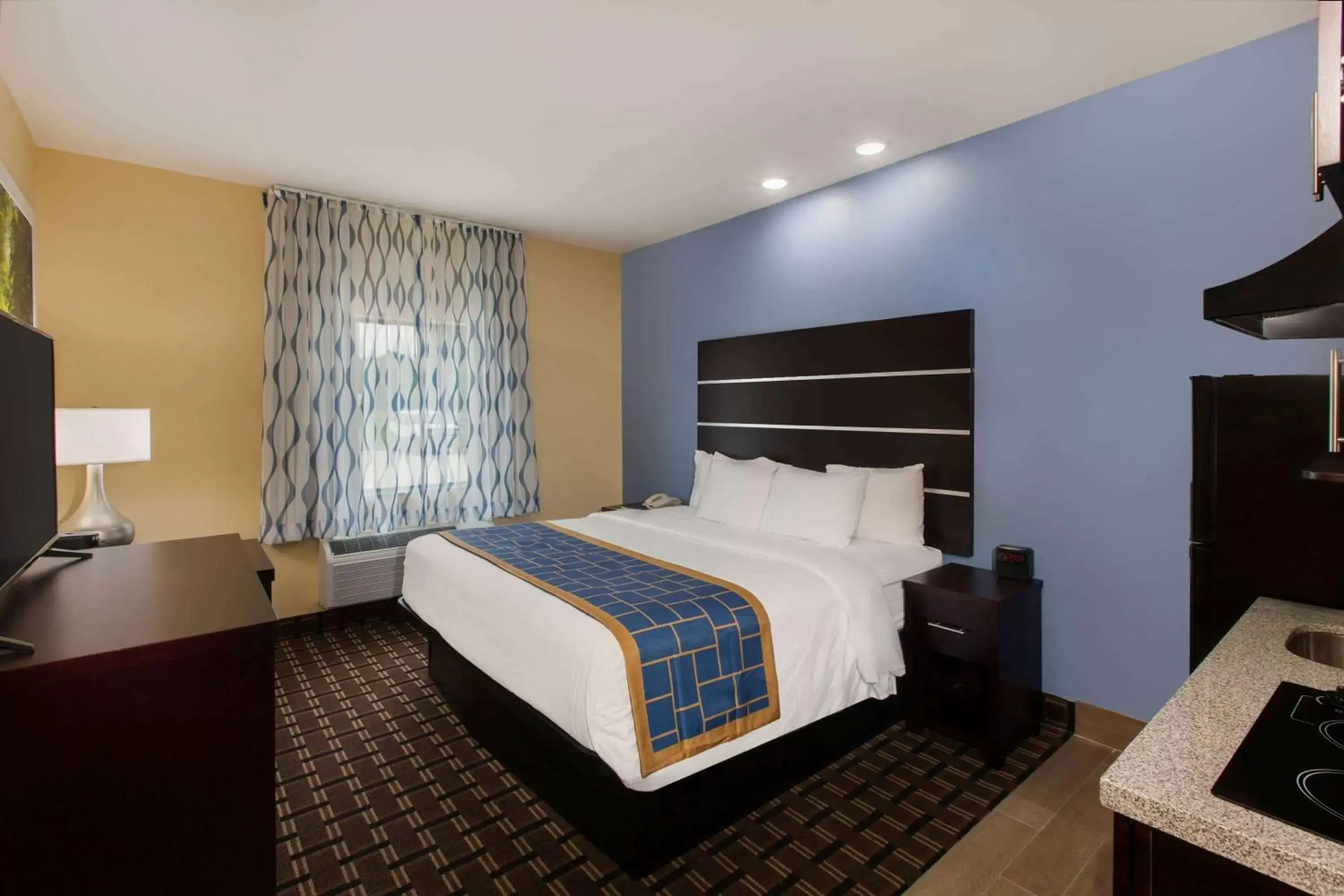 Photo of the whole room, Bed in Days Inn by Wyndham Baton Rouge Airport