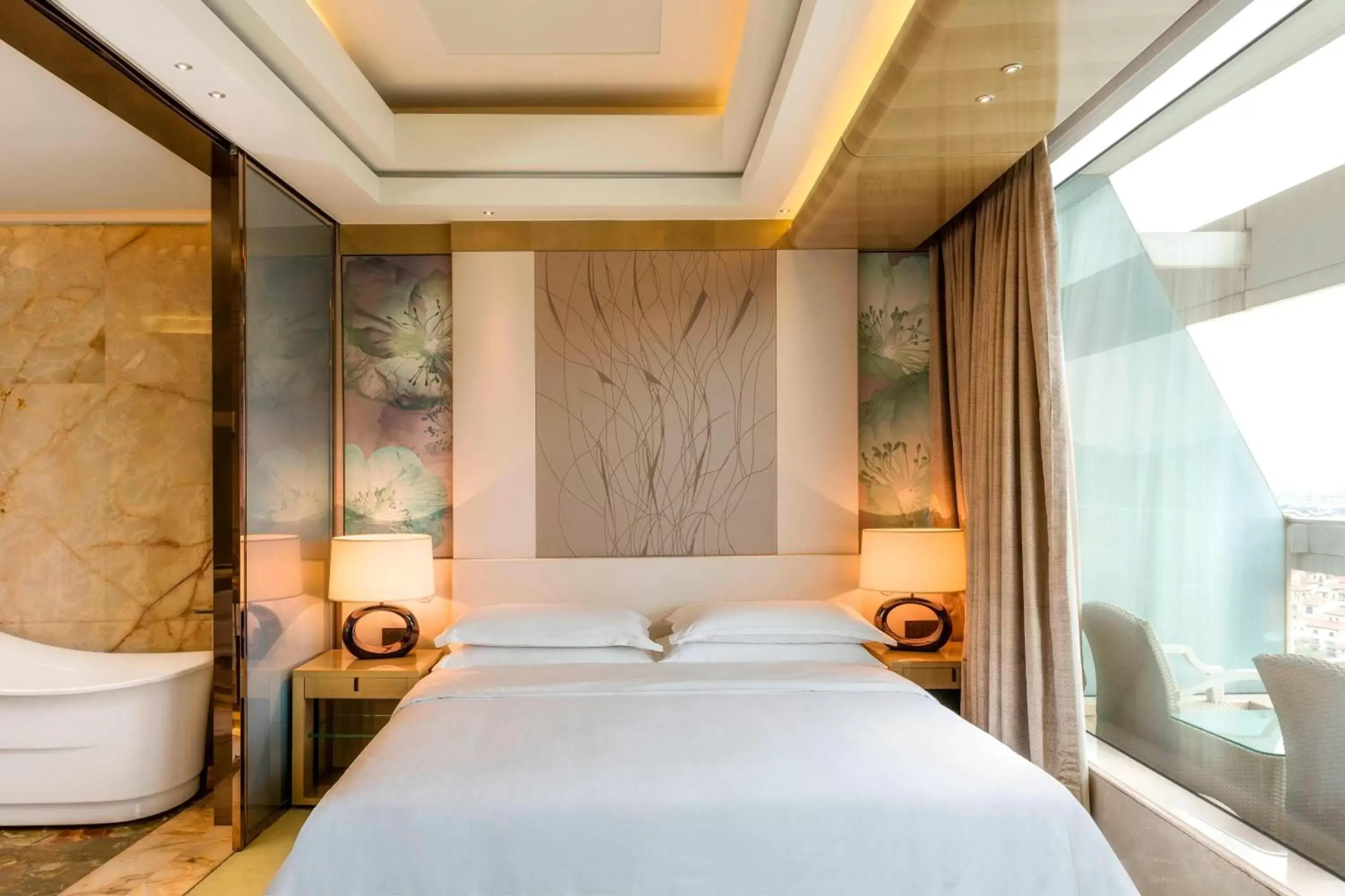 Photo of the whole room, Bed in Sheraton Huzhou Taihu Lake Hot Spring Resort & Spa