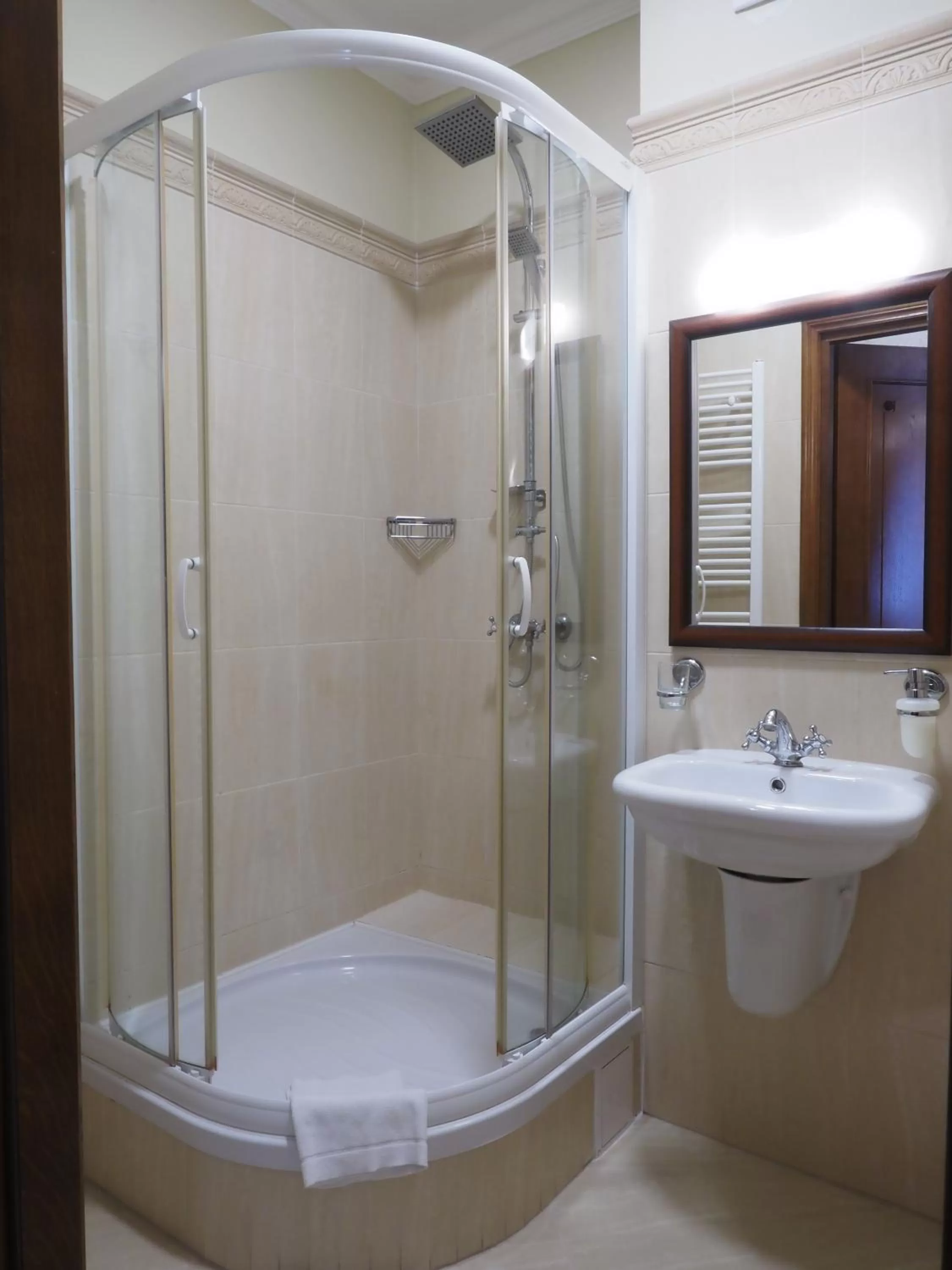 Bathroom in Hotel Sarmata Zespół Dworski