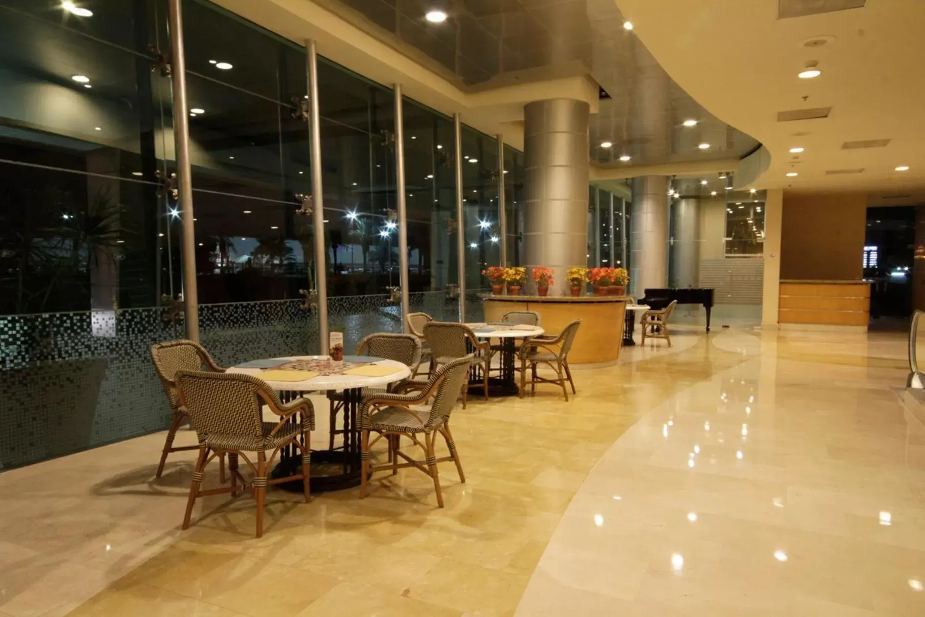 Lounge or bar, Restaurant/Places to Eat in Crowne Plaza Torreon, an IHG Hotel