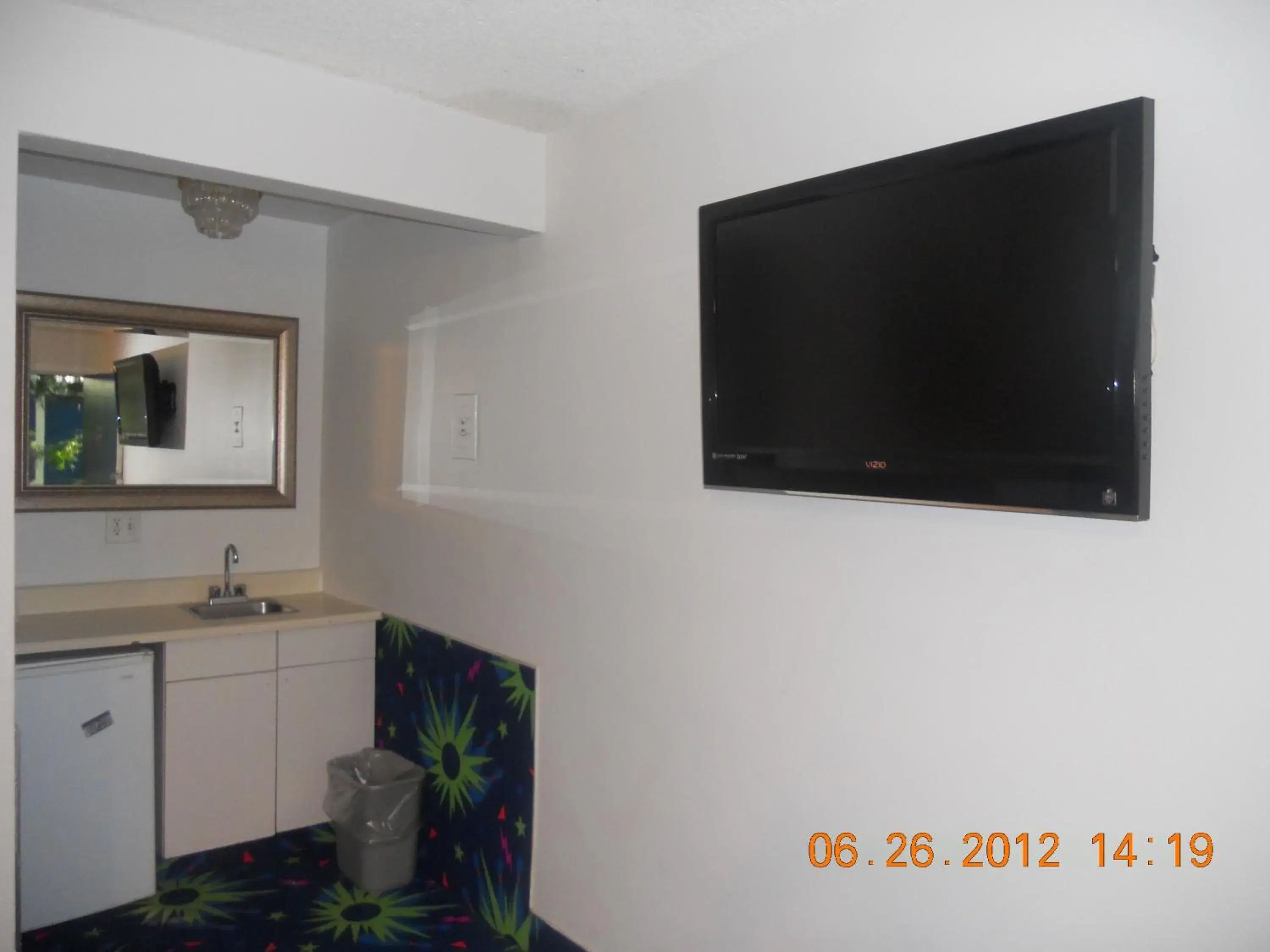 TV and multimedia, TV/Entertainment Center in Tradewinds Airport Hotel