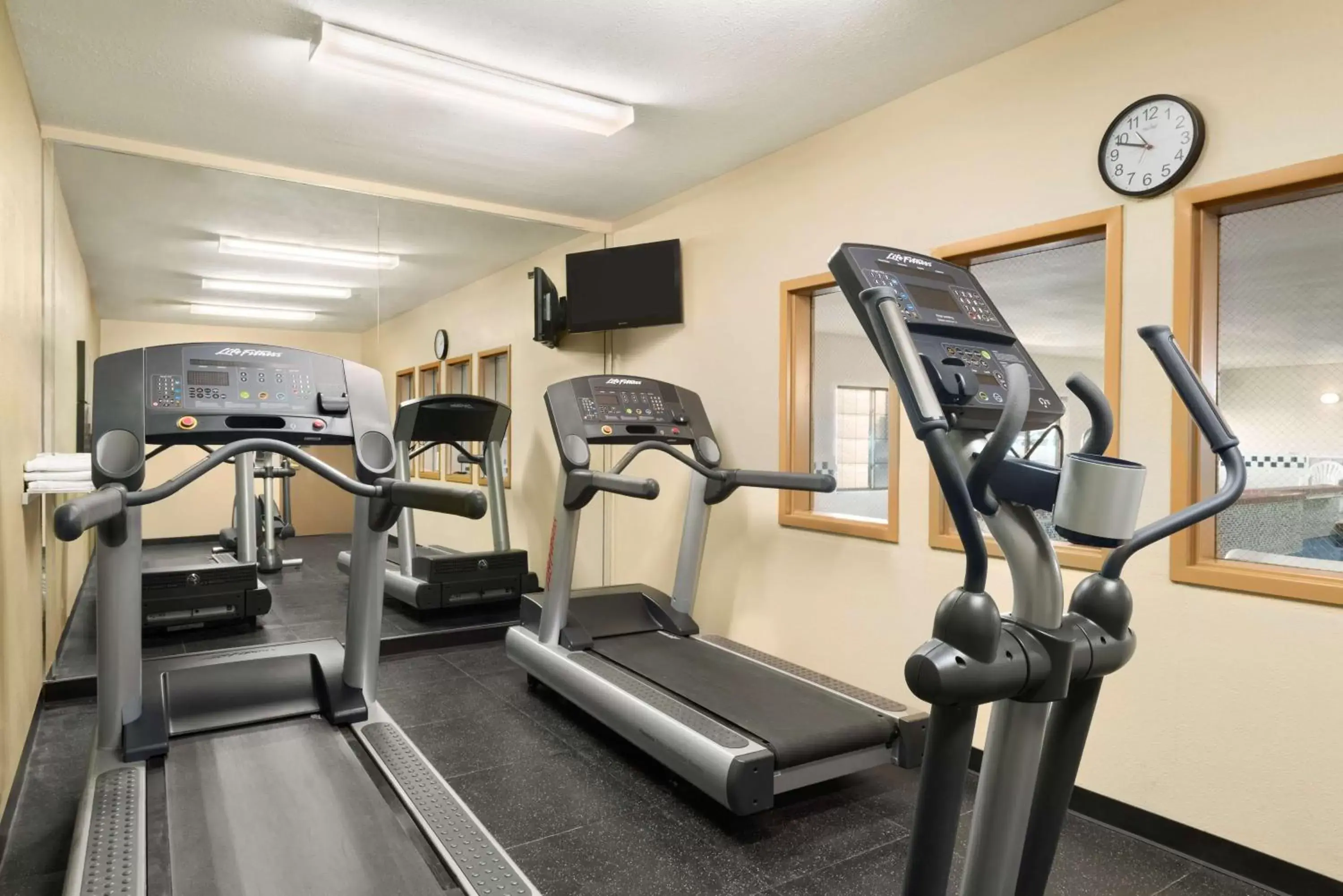 Activities, Fitness Center/Facilities in Country Inn & Suites by Radisson, Topeka West, KS