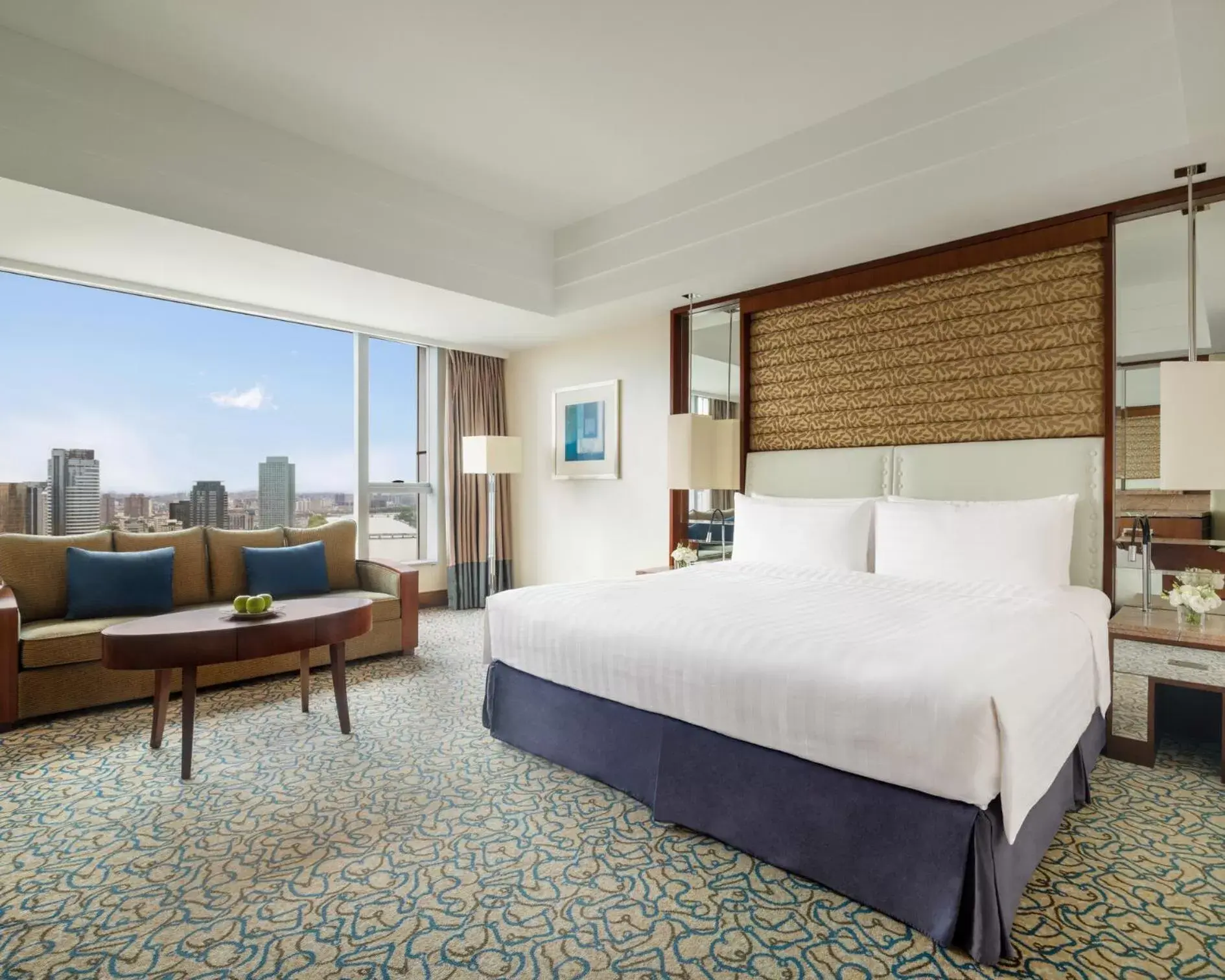 Bedroom in Shangri-La Ningbo - The Three Rivers Intersection