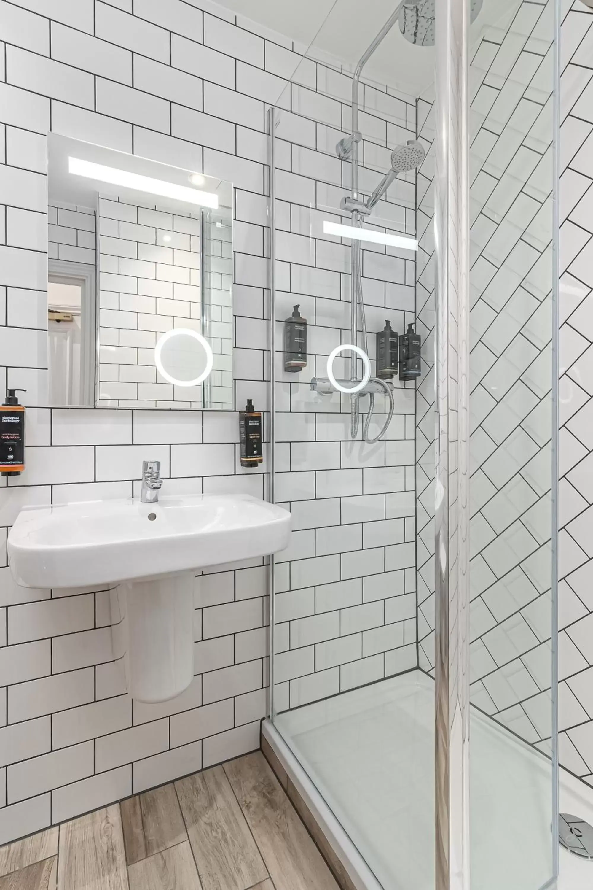 Shower, Bathroom in Mercure Salisbury White Hart Hotel